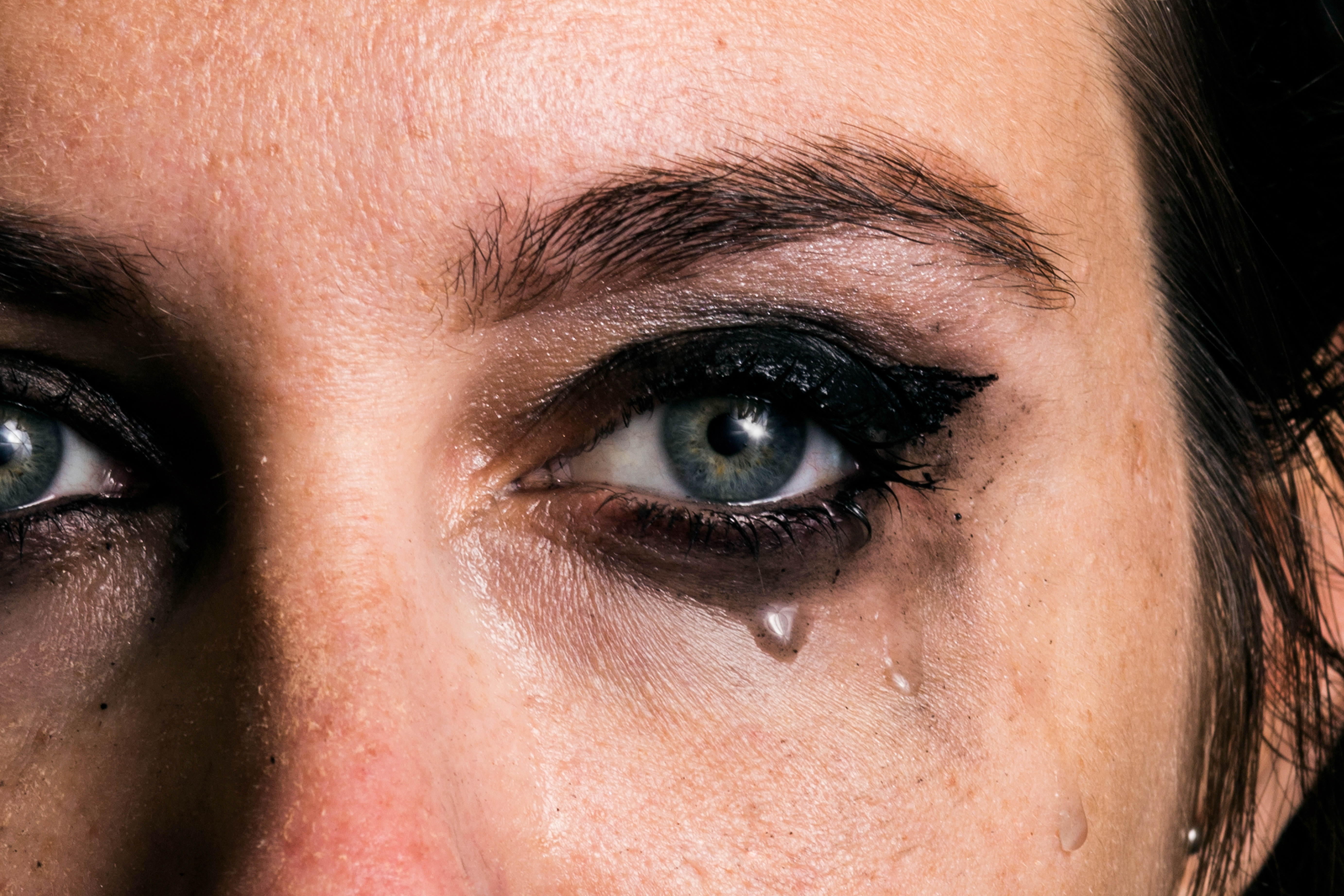 Woman,Crying,With,Light,Eyes,With,Blurred,Makeup