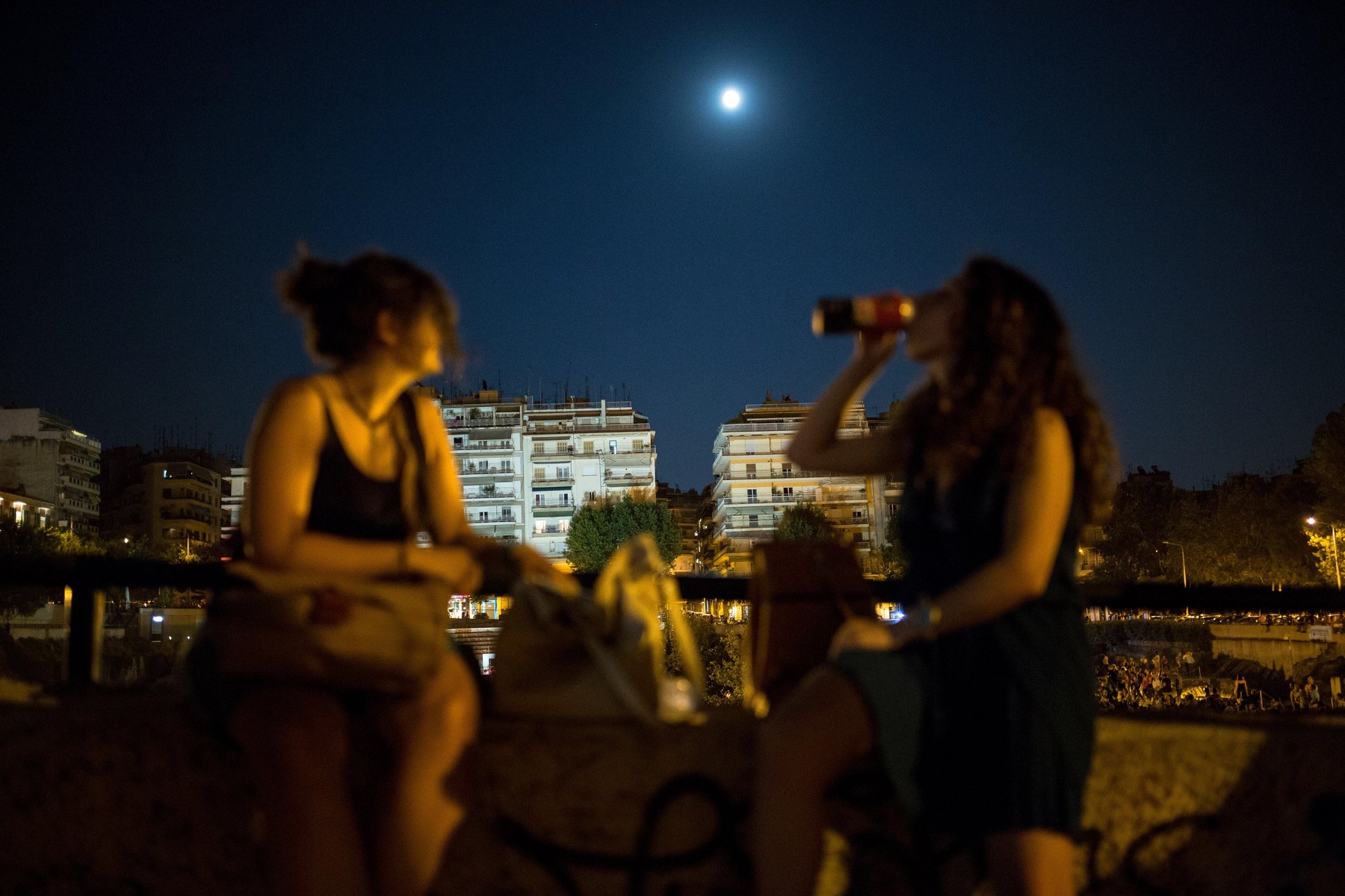 Thessaloniki, Greece. 10th Aug, 2014. Two women enjoying the super moon in Thessaloniki, Greece on August 10, 2014. © Konstantinos Tsakalidis/Alamy Live News