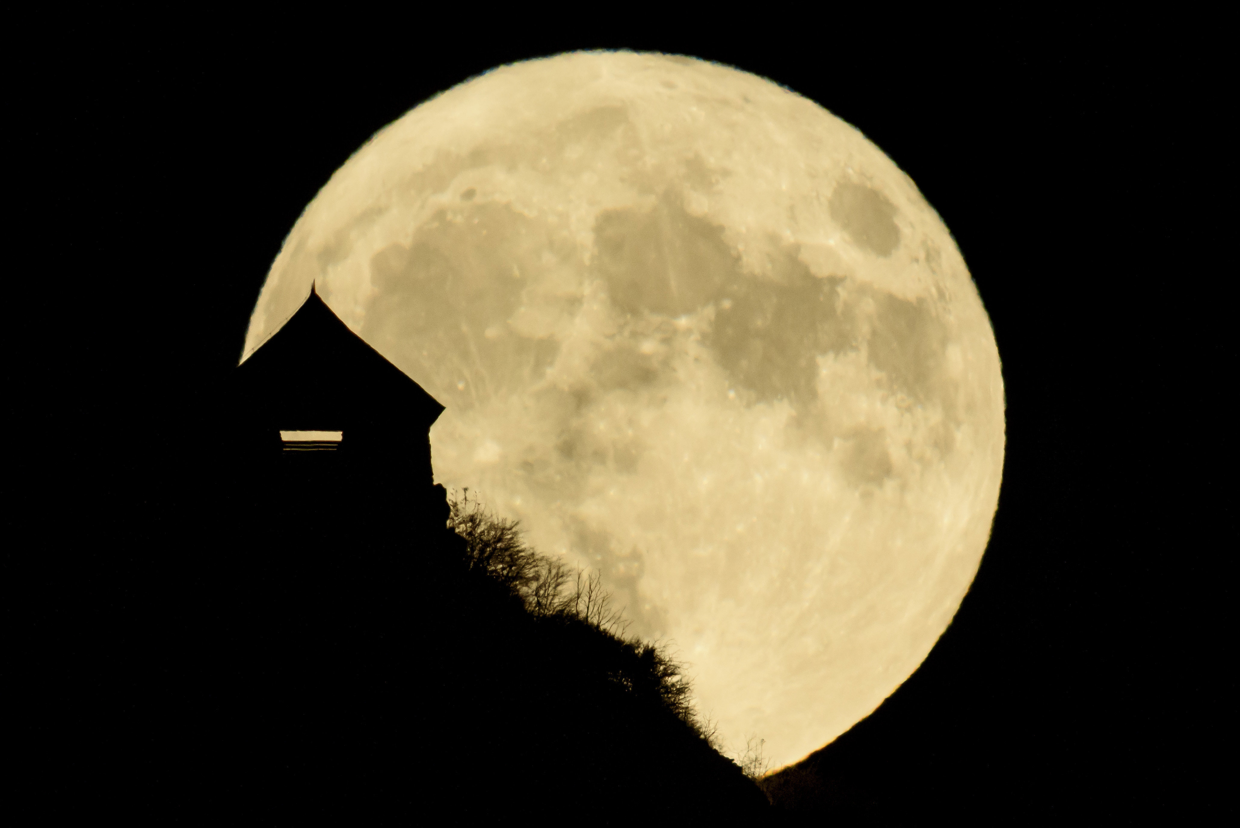 Full moon rising above Salgo Castle pun mesec