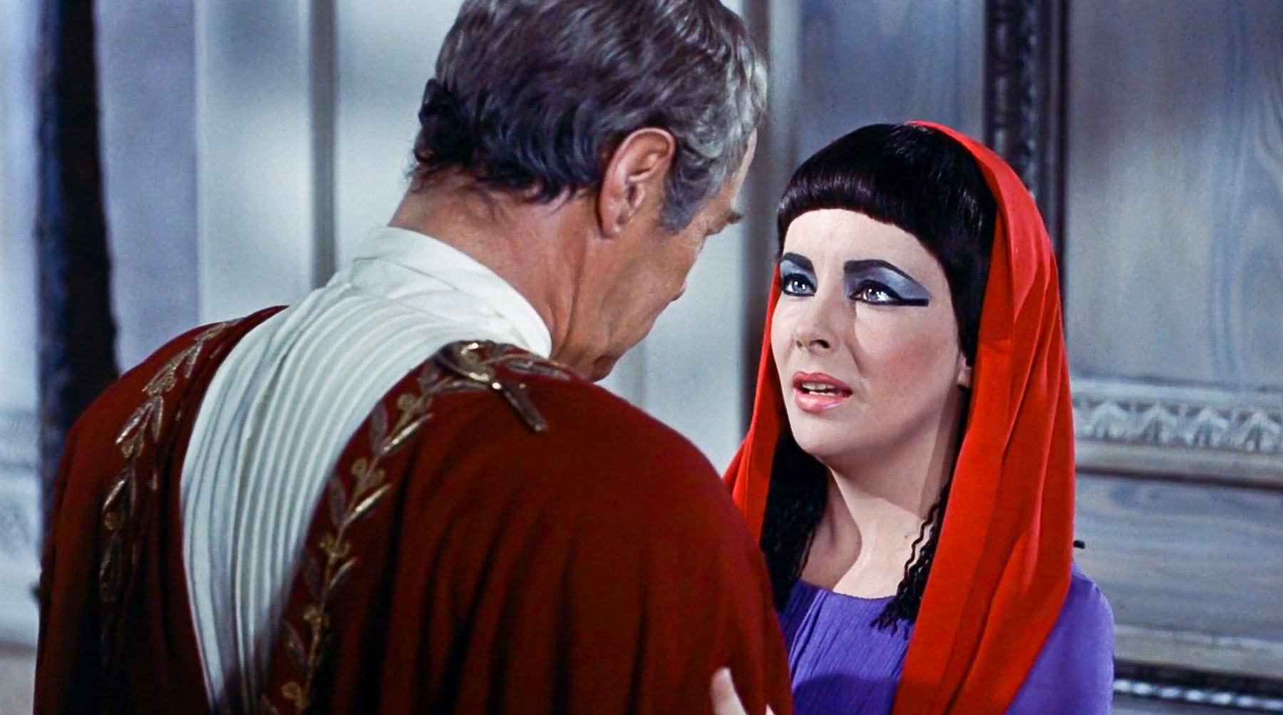 USA. Elizabeth Taylor and Rex Harrison in a scene from the ©Twentieth Century Fox film:  Cleopatra (1963).Plot: Queen Cleopatra VII of Egypt experiences both triumph and tragedy as she attempts to resist the imperial ambitions of Rome. Director: Joseph L