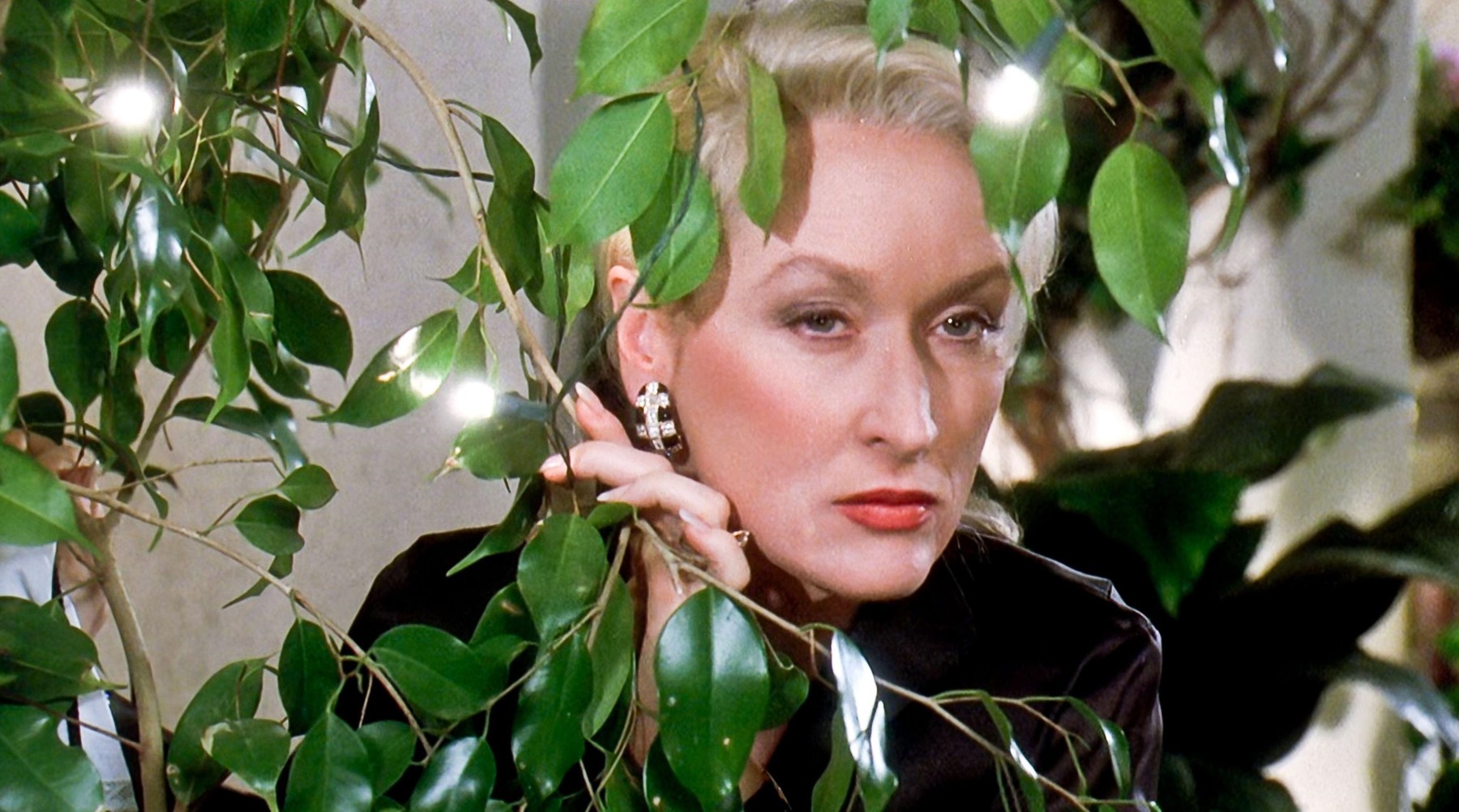 USA. Meryl Streep in a scene from the ©Universal Pictures movie:  Death Becomes Her (1992).Plot: When a woman learns of an immortality treatment, she sees it as a way to outdo her long-time rival. Director: Robert Zemeckis Ref: LMK110-J6630-020720Supp