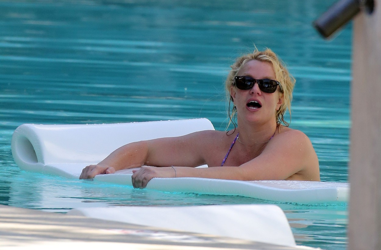 *PREMIUM EXCLUSIVE* Britney Spears takes a dip in the pool after arriving in Miami to celebrate her 38th birthday.