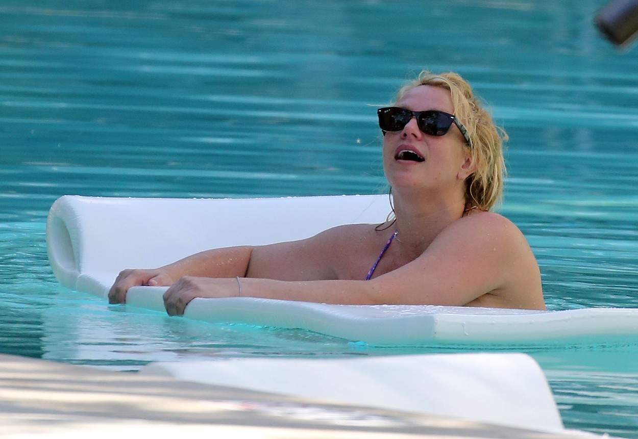 *PREMIUM EXCLUSIVE* Britney Spears takes a dip in the pool after arriving in Miami to celebrate her 38th birthday.