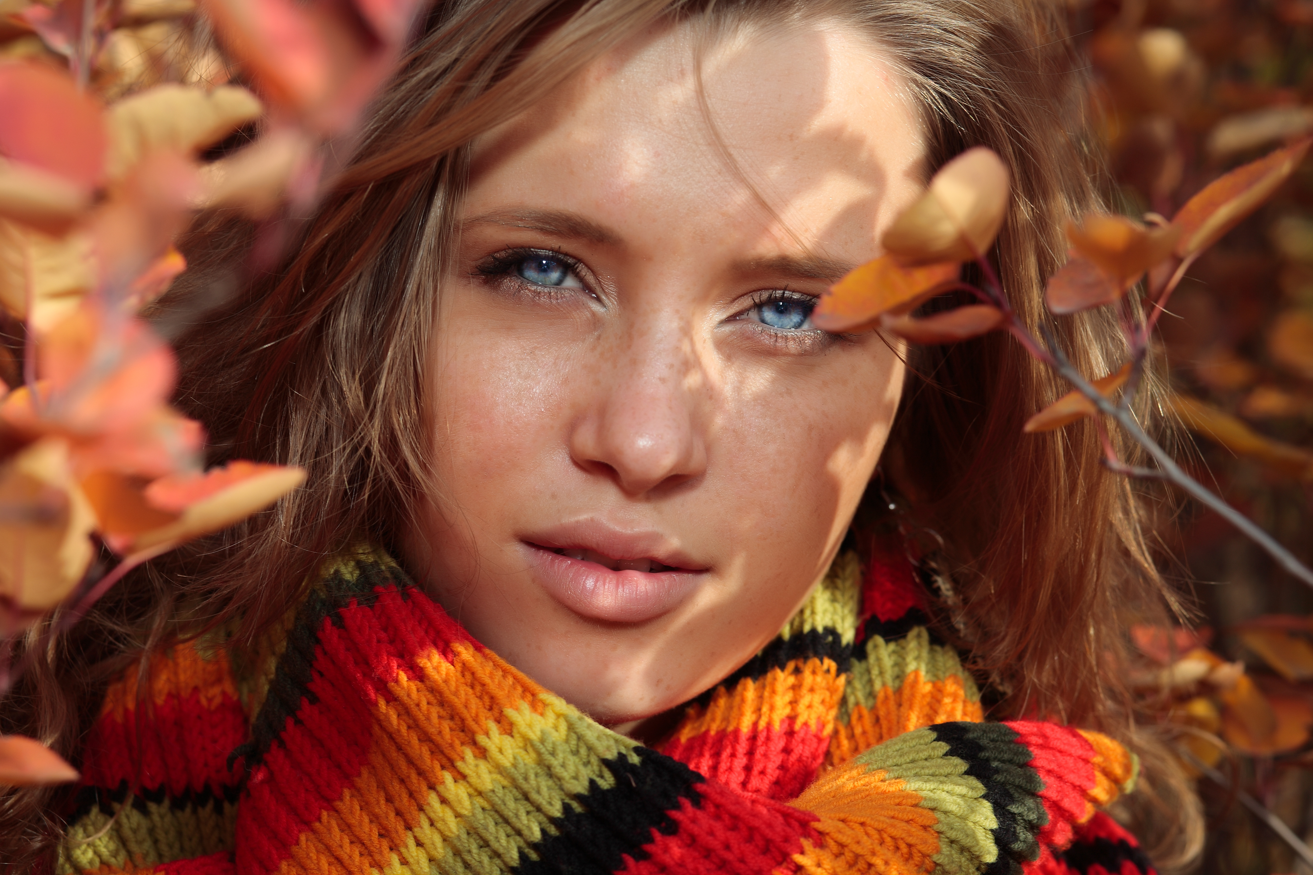 Young,Pretty,Woman,In,The,Autumn,Park.