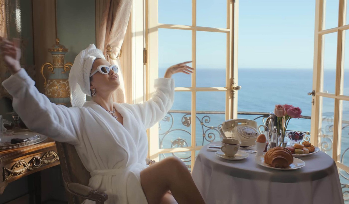 Selena Gomez new music video 'Love On'