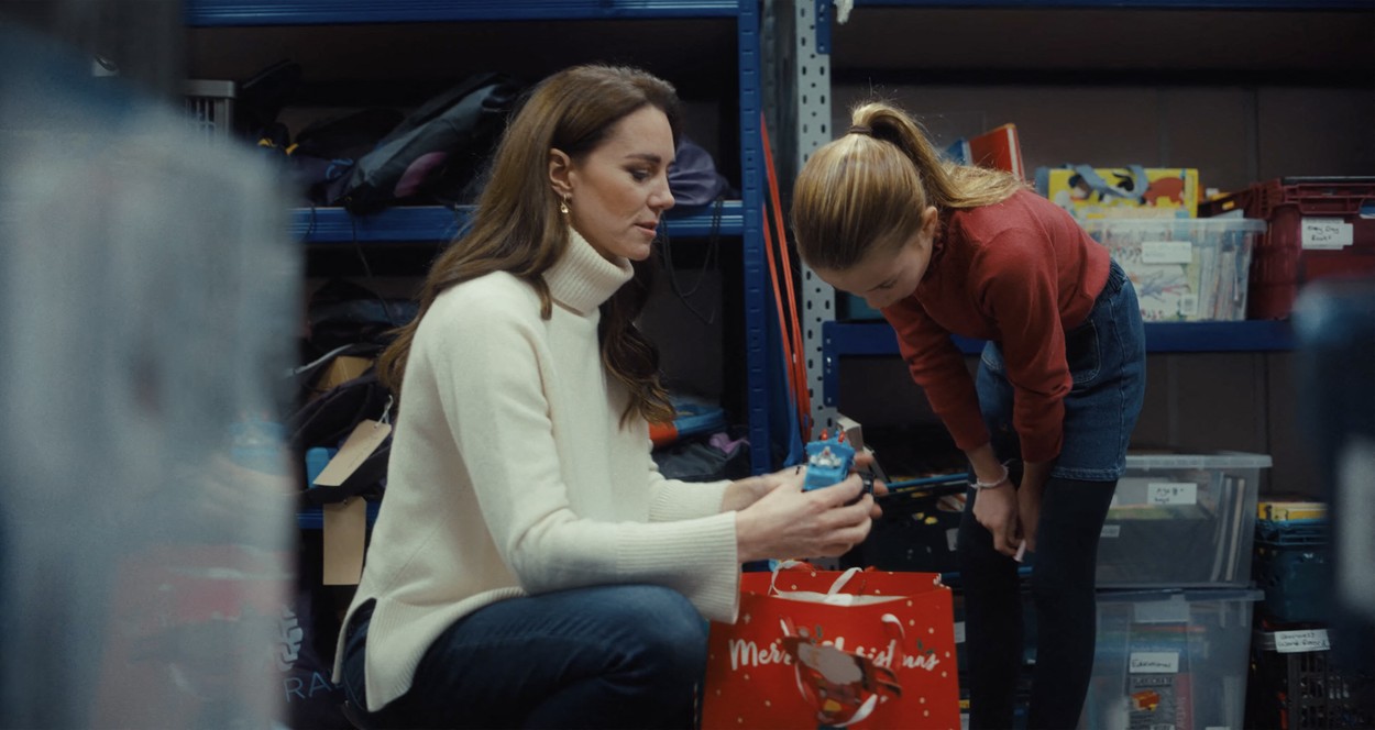 Catherine (Kate) Middleton, princesse de Galles, et ses enfants aident à préparer des sacs-cadeaux de Noël pour des familles au seuil de la pauvreté