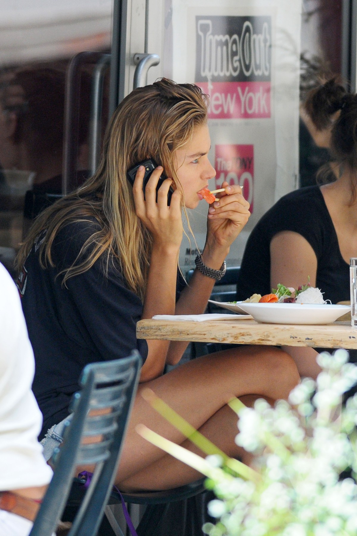**EXCLUSIVE** Jessica Hart, Australian supermodel, eats her salad using chopsticks while talking on her phone in NYC