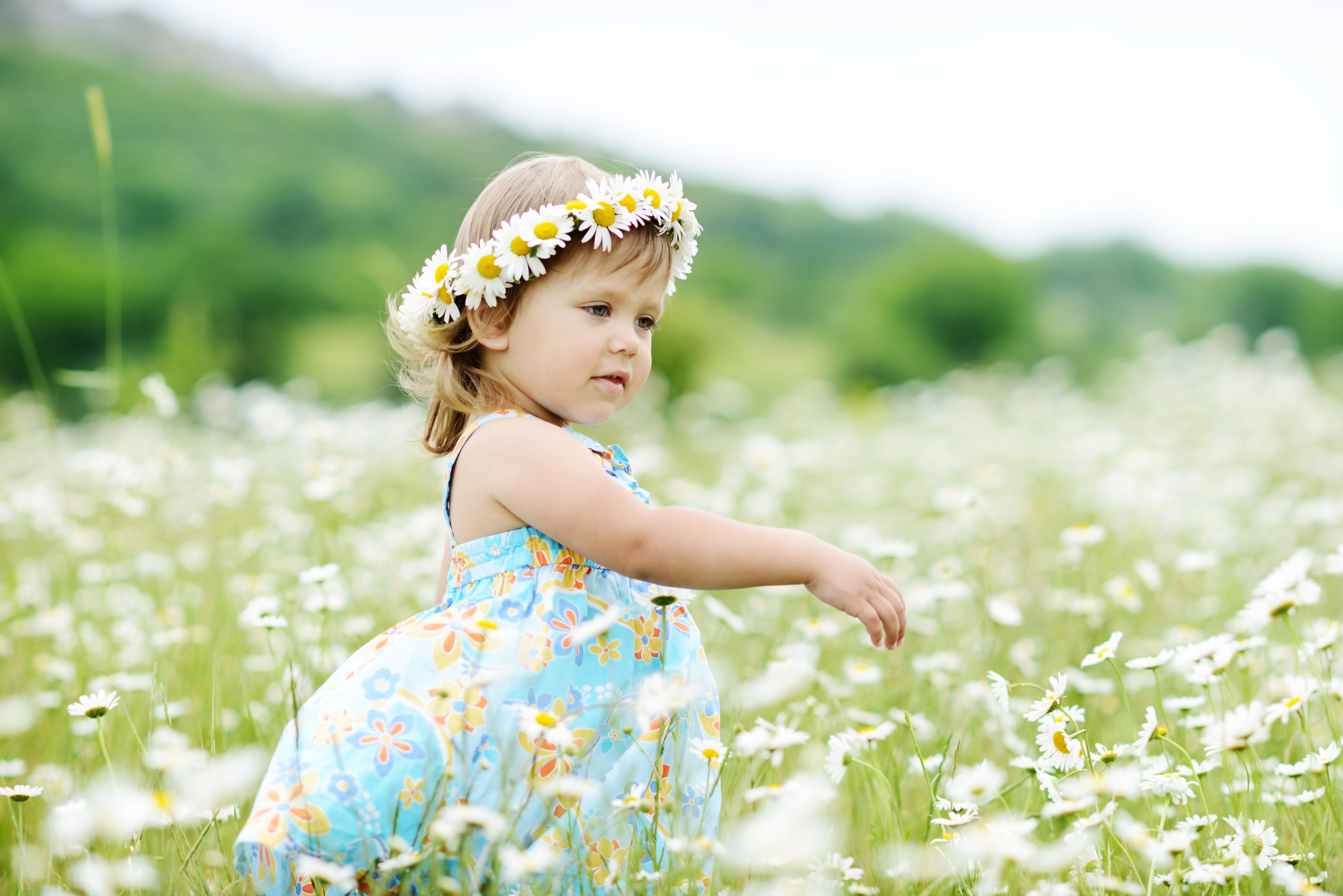 Dancing,Toddler,Girl,In,The,Daisy,Field
