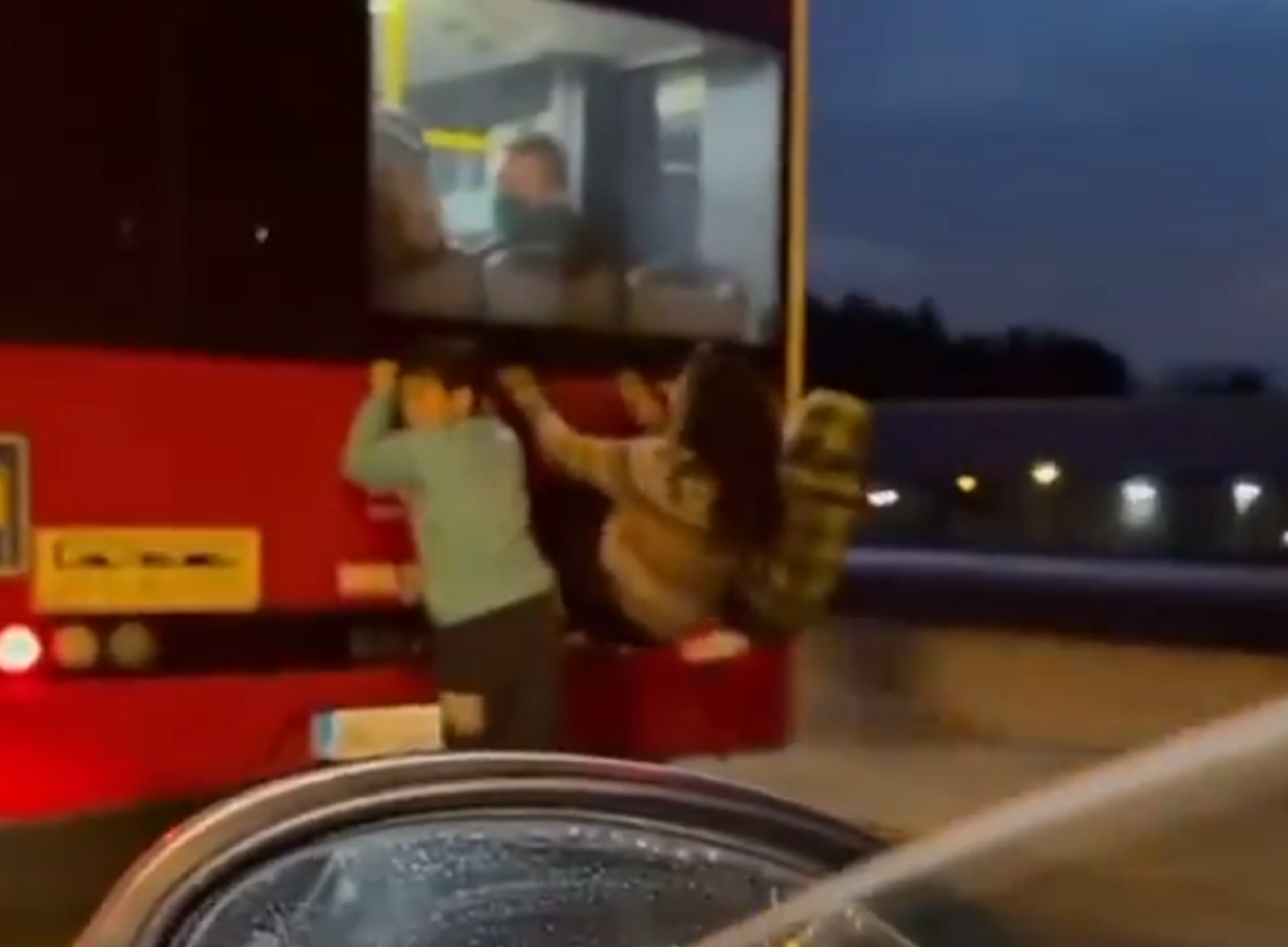 deca prikačena za autobus