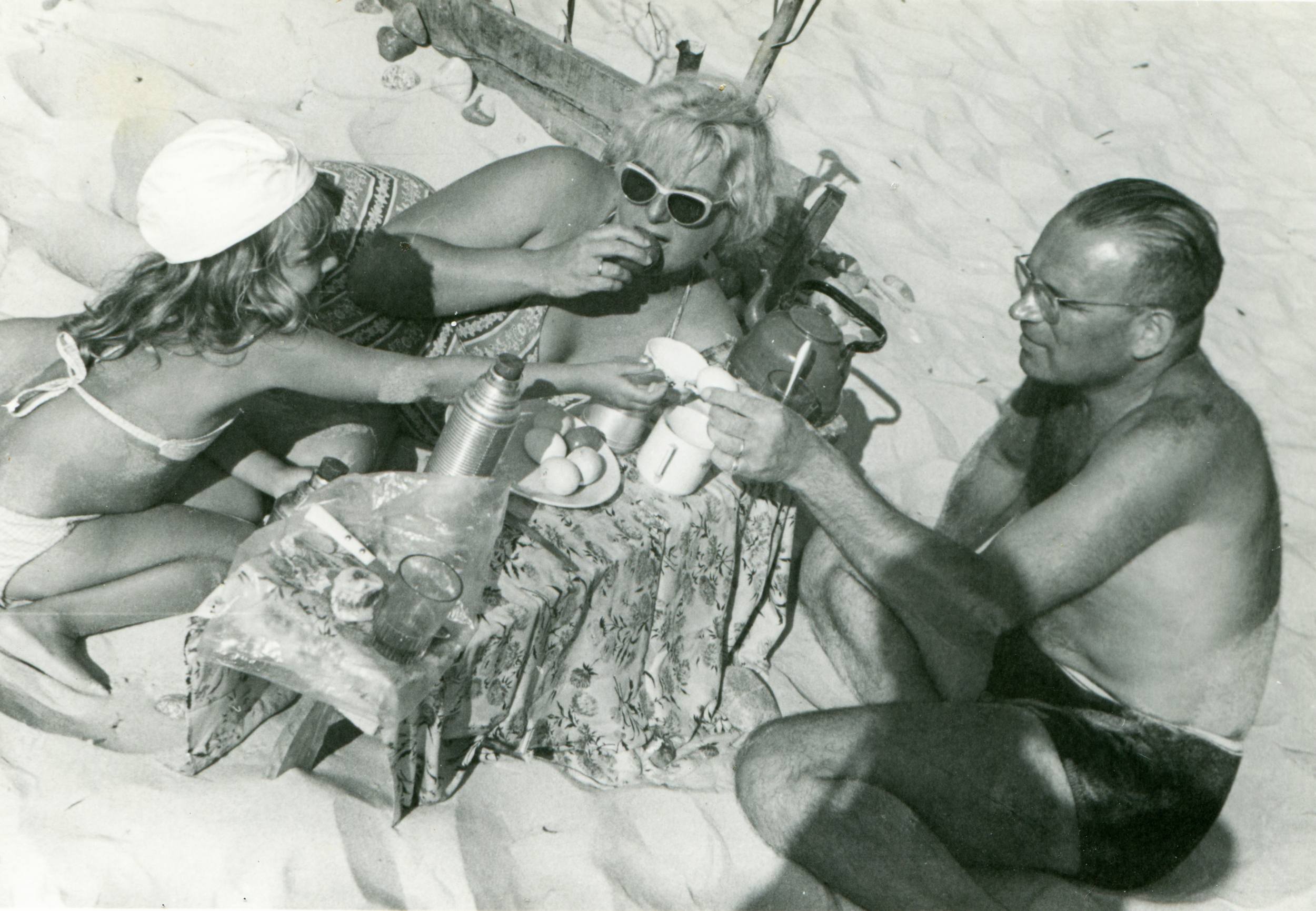 Vintage,Photo,Of,Family,Having,Lunch,On,Beach,(fifties)