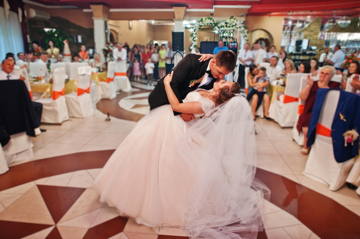 The first dance of newly married couple at their wedding party in restaurant.