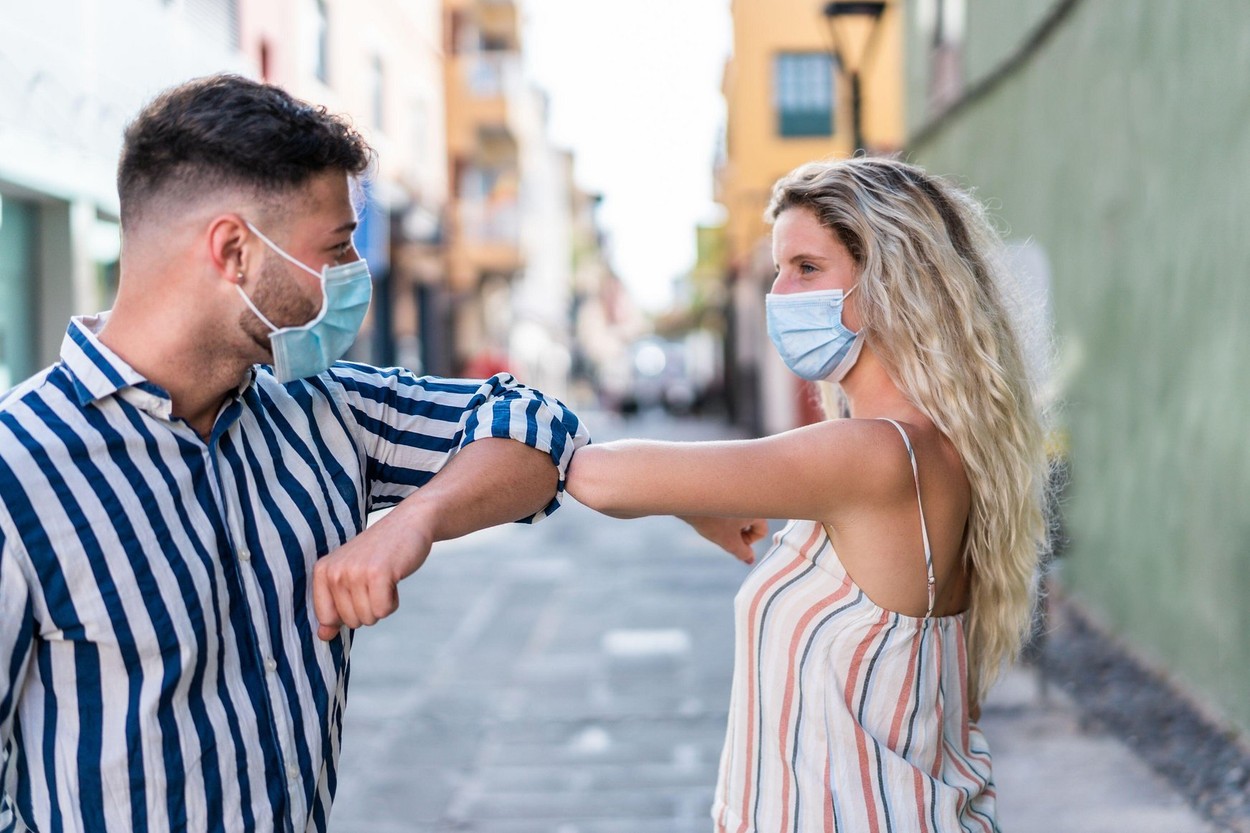 par; maske; mladi par; ljubav; muvanje