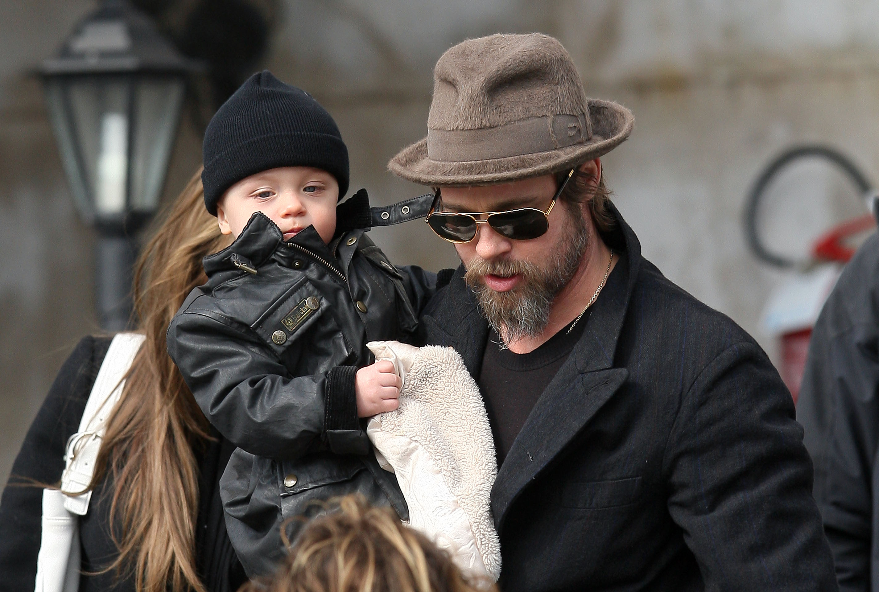 Brad, Angelina and the twins have lunch
