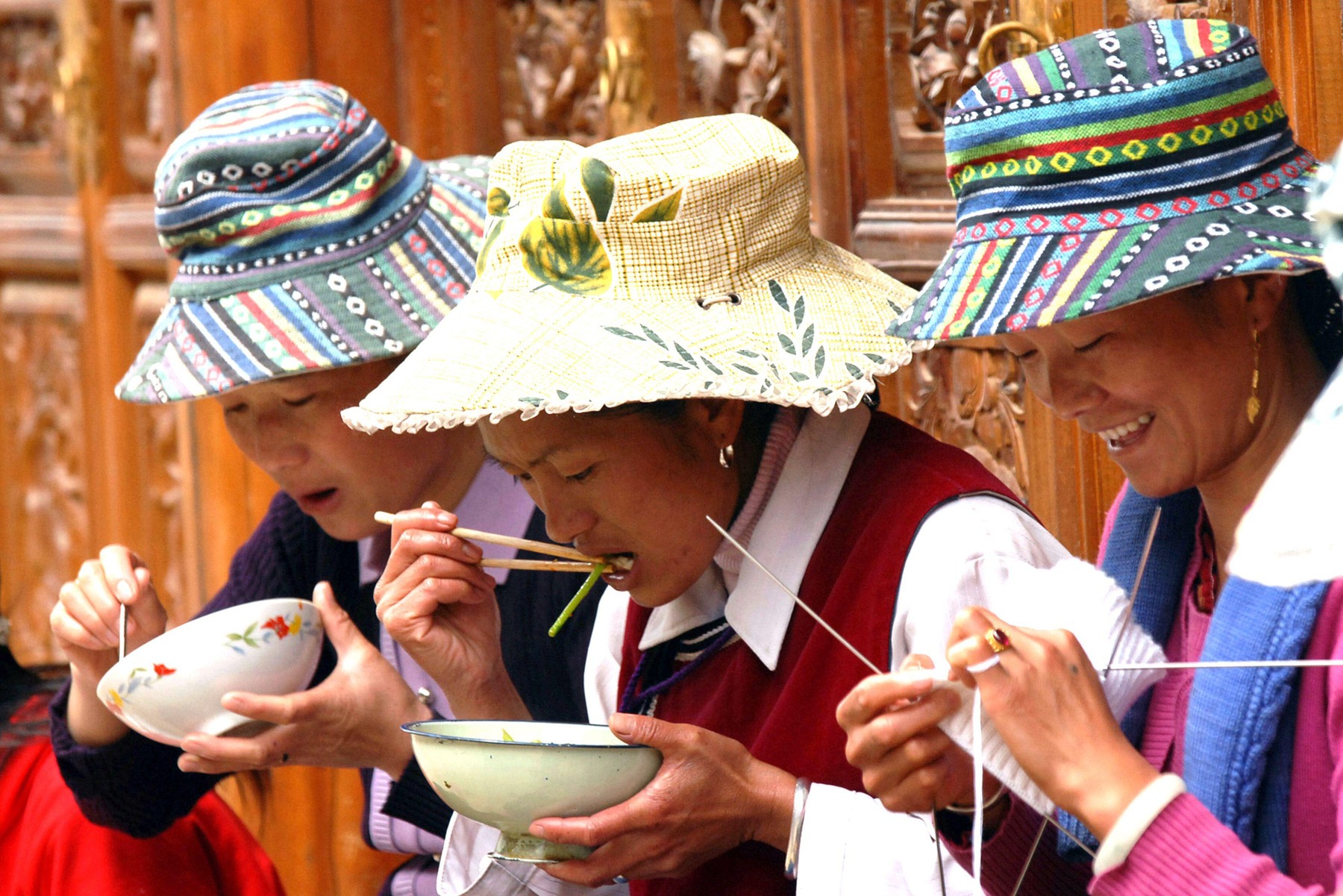 LOCAL WOMEN ENJOY LUNCH OUTSIDE  A RESTAURANT IN ZHONGDIAN,SHANGRI LA, YUNNAN PROVINCE,CHINAPIC MIKE WALKER, SEPTEMBER 2007