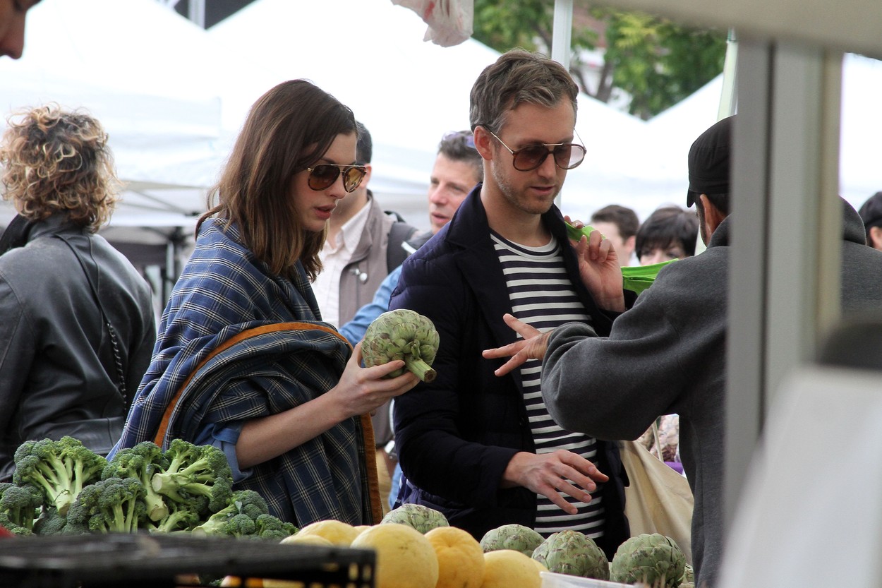 Anne Hathaway and Adam Schulman eat some veggies at the farmer's market Anne Hathaway, Adam Shulman