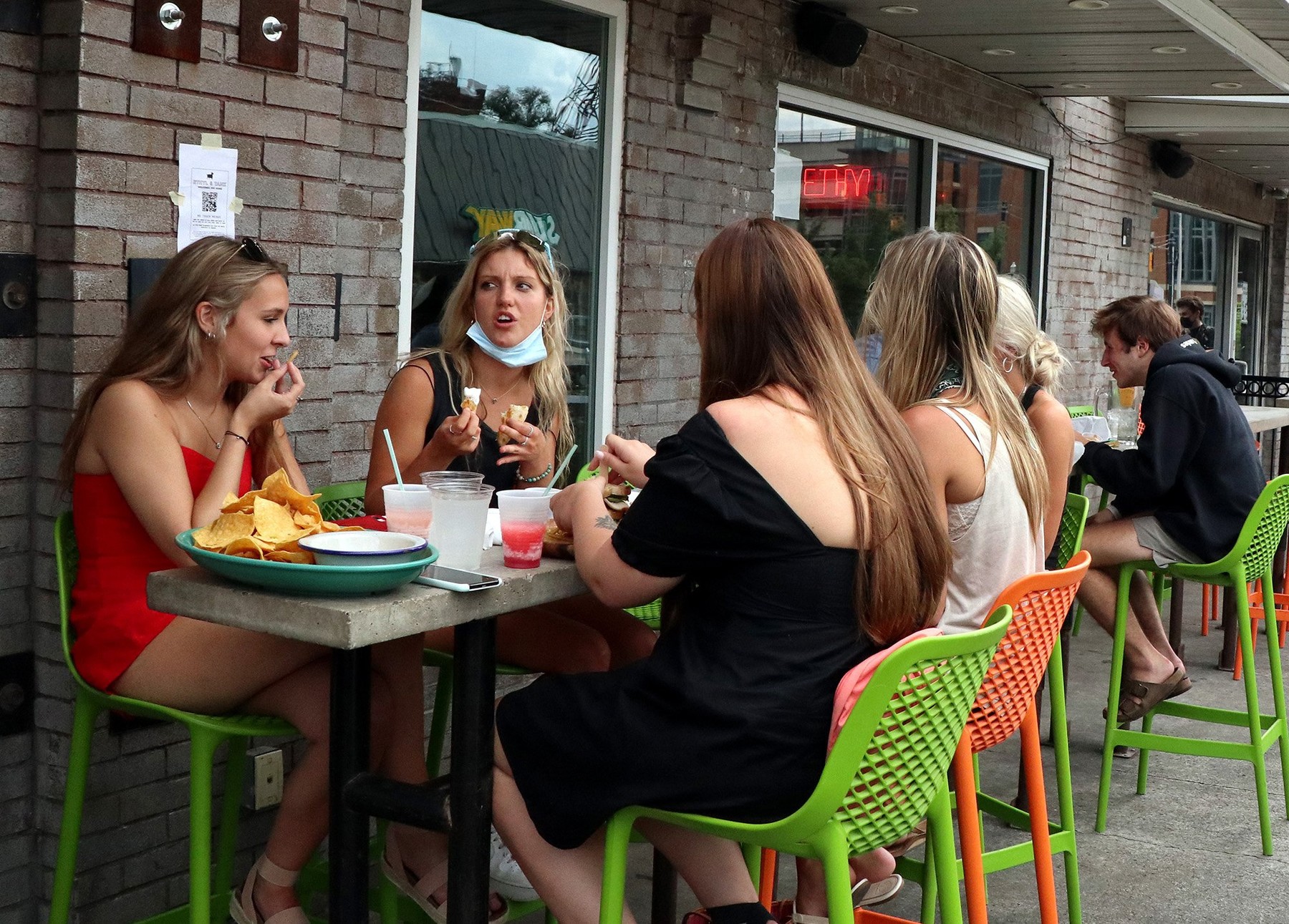 ručak; jelo; restoran