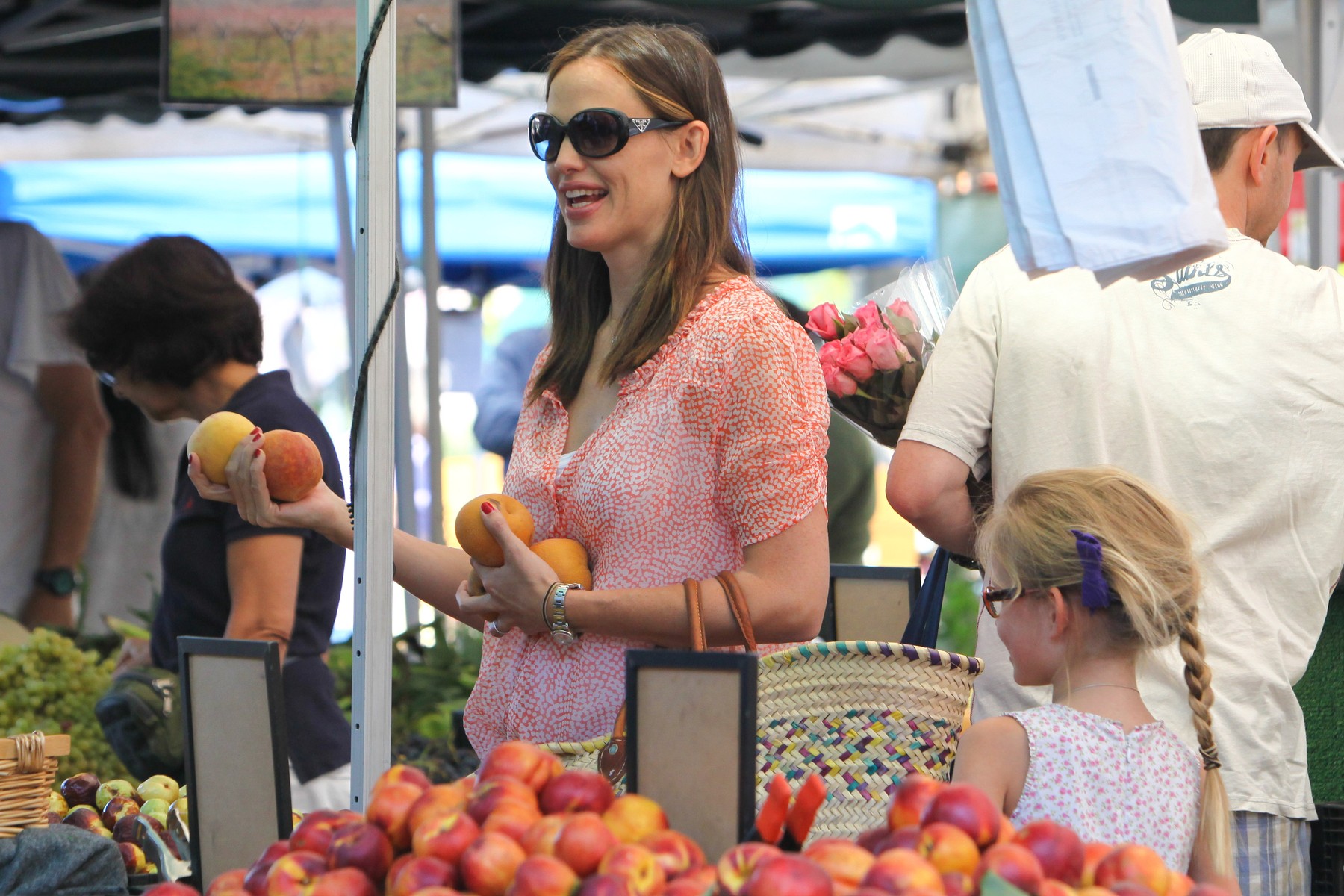 Jennifer Garner and Violet pick out the perfect carrot Jennifer Garner and Violet