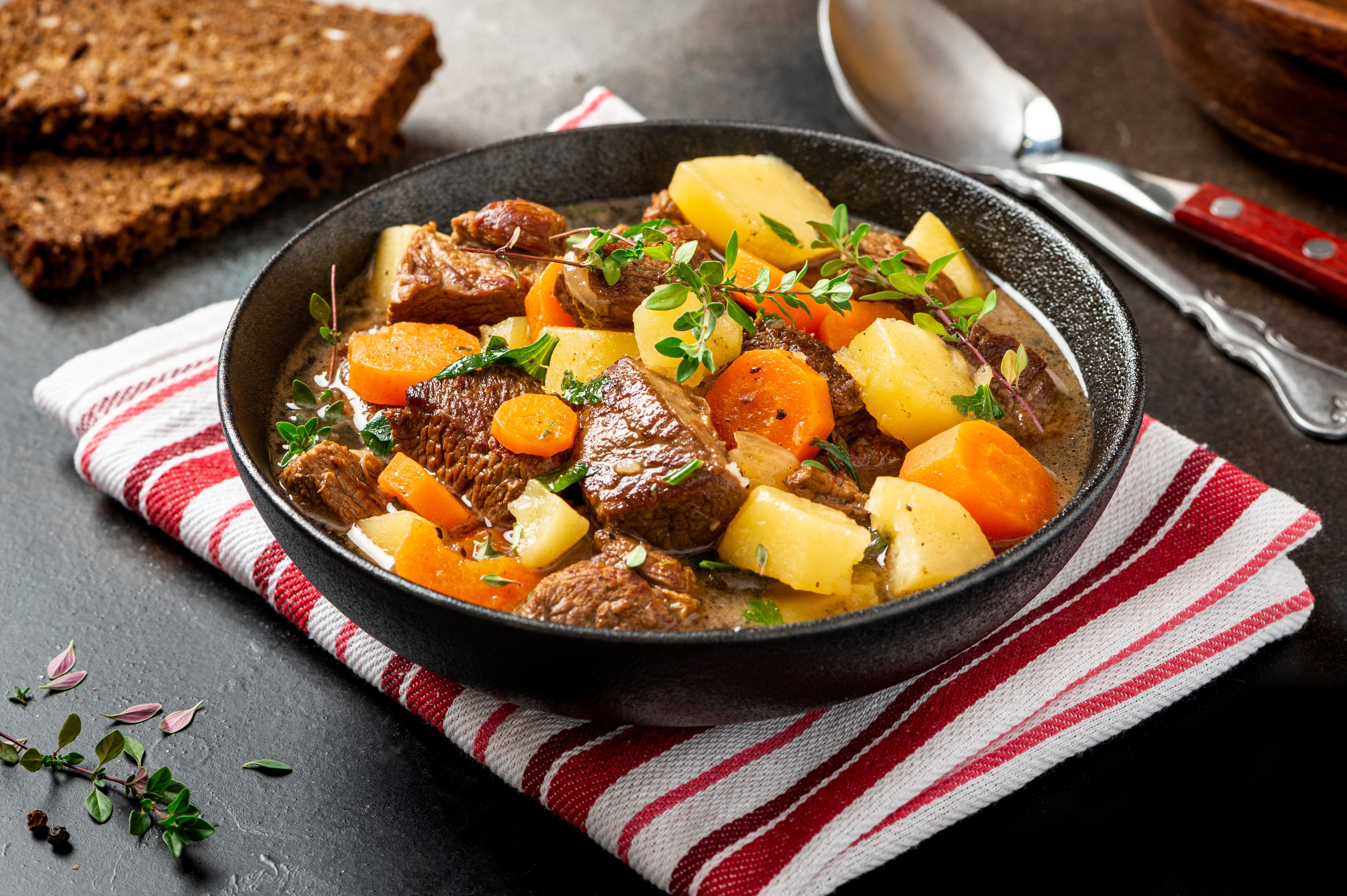 Traditional,Irish,Stew,In,A,Black,Bowl,On,A,Dark