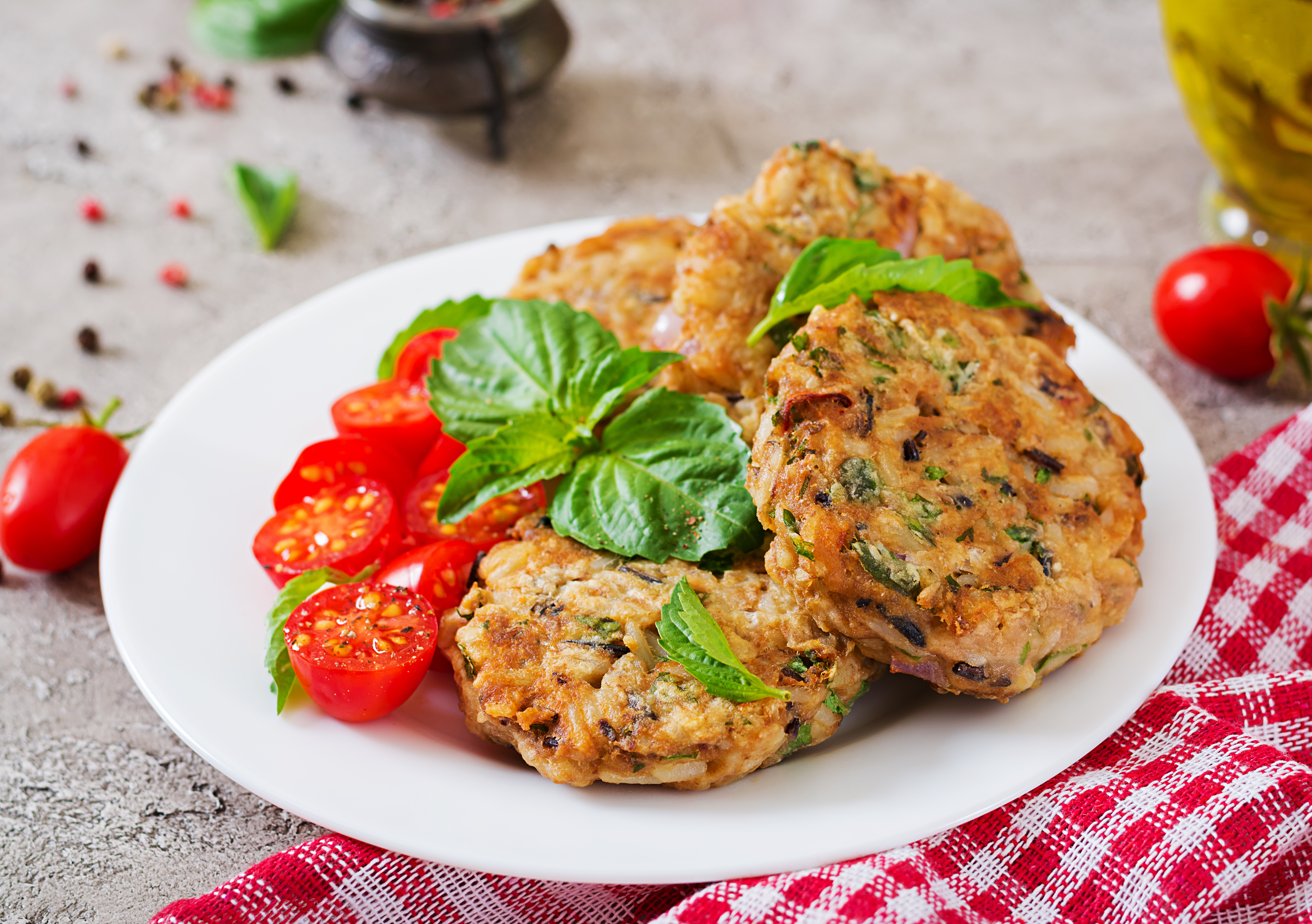Spicy,Vegan,Burgers,With,Rice,,Chickpeas,And,Herbs.,Salad,Tomato