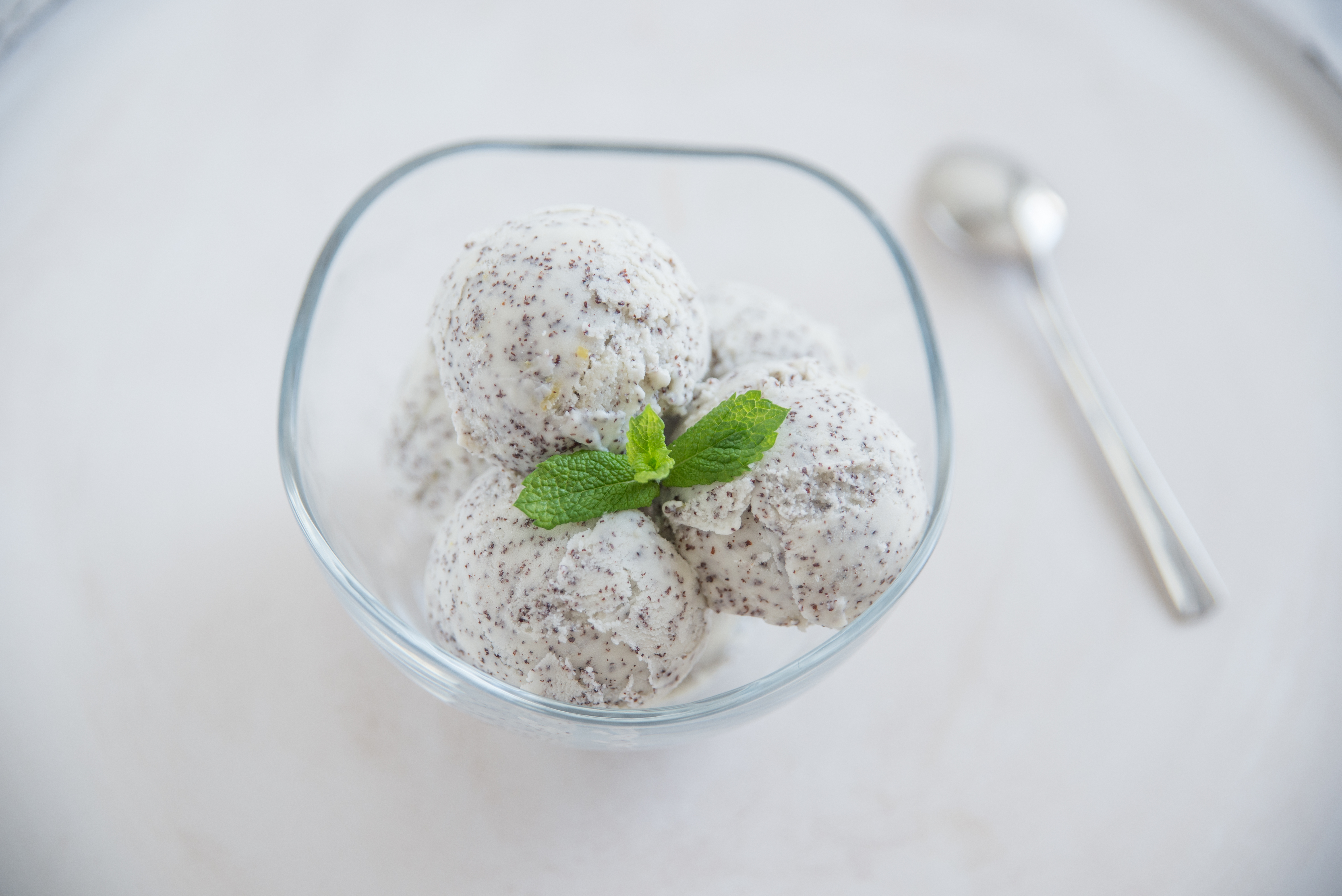 Home,Made,Poppy,Seed,Lemon,Ice,Cream,In,A,Bowl