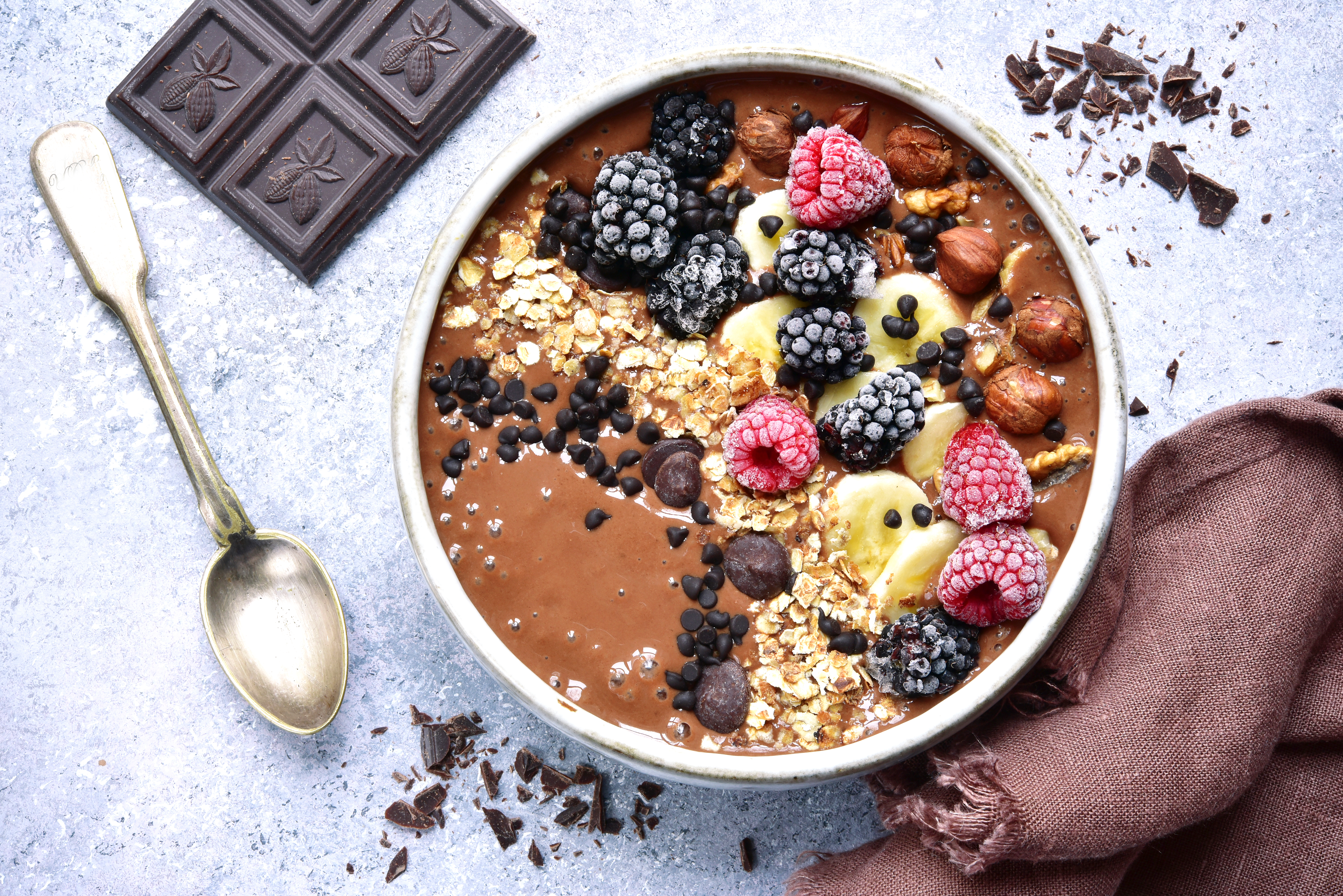 Chocolate,Banana,Smoothie,Bowl,With,Frozen,Berries,And,Granola,On