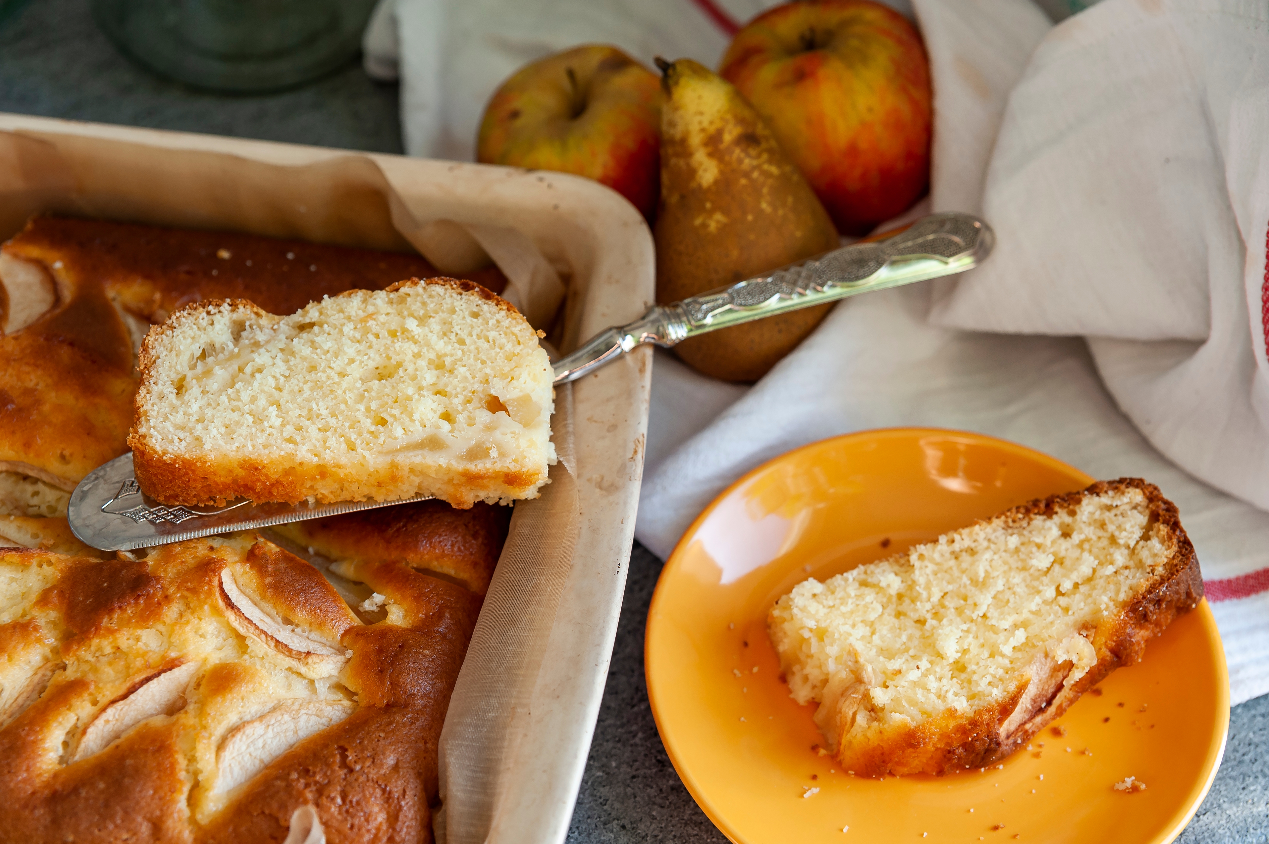 Yoghurt,Cake,With,Apples,And,Pears