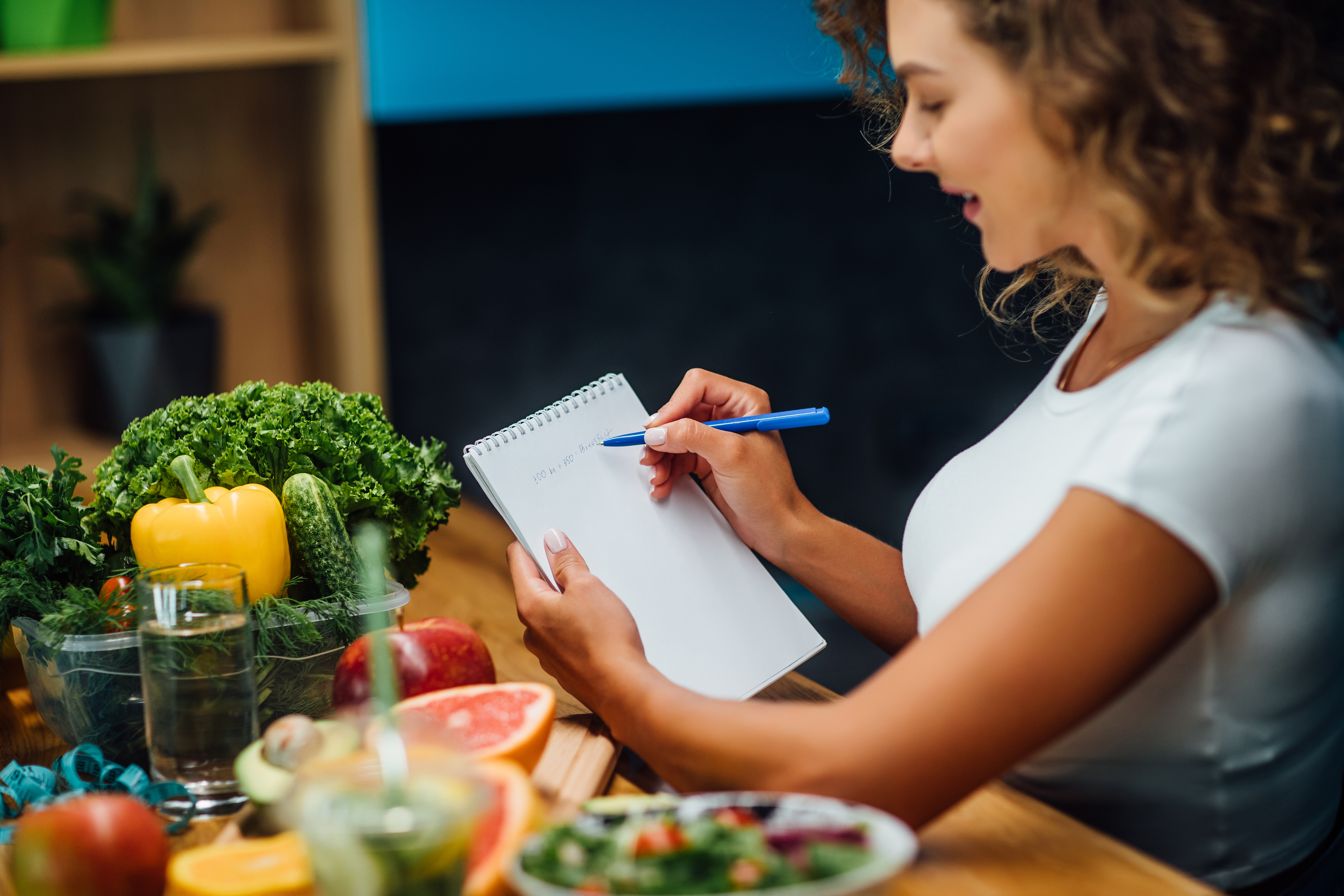 Nutritionist,Working,In,Office.,Doctor,Writing,Diet,Plan,On,Table