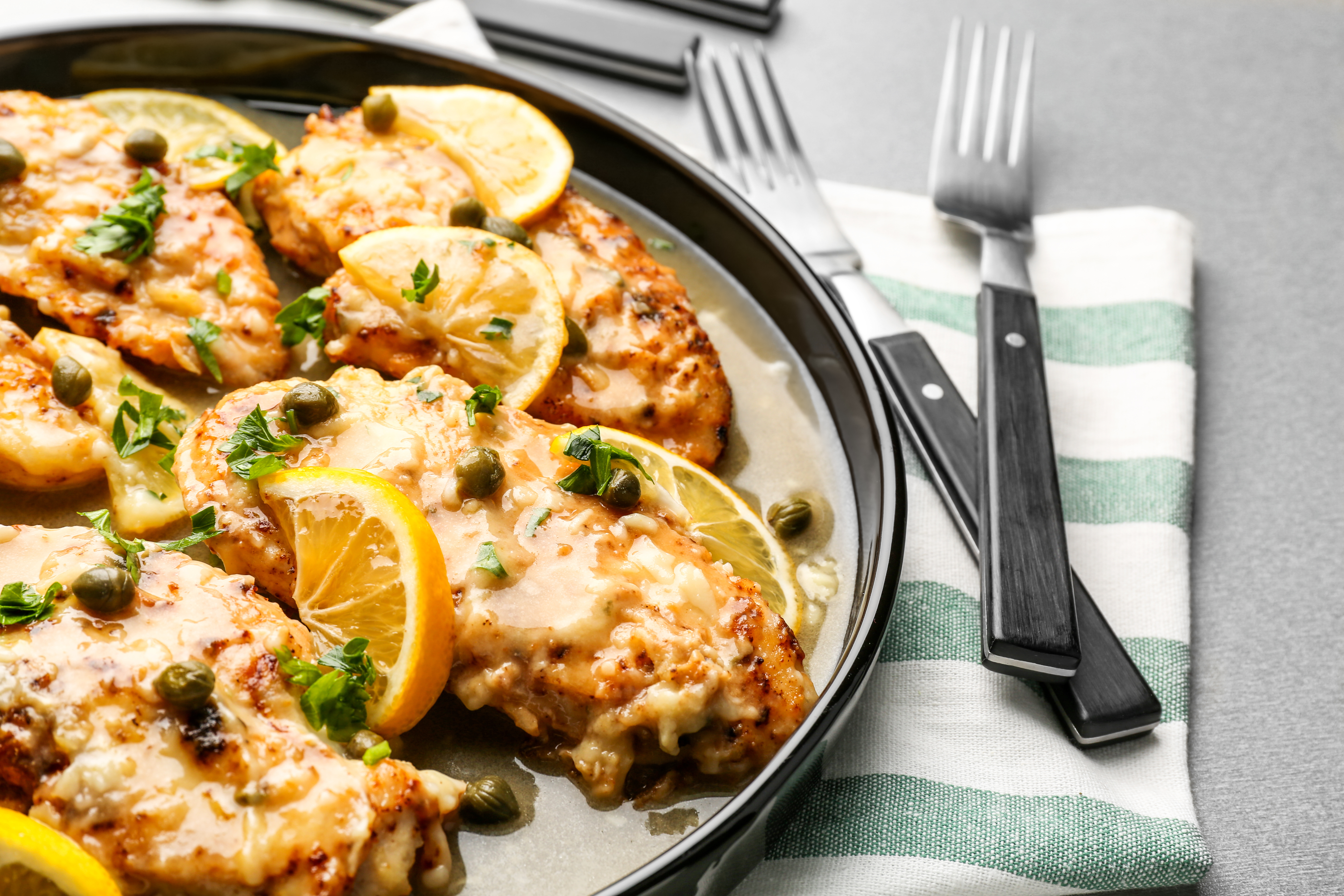 Delicious,Chicken,Piccata,With,Sauce,And,Lemon,On,Plate