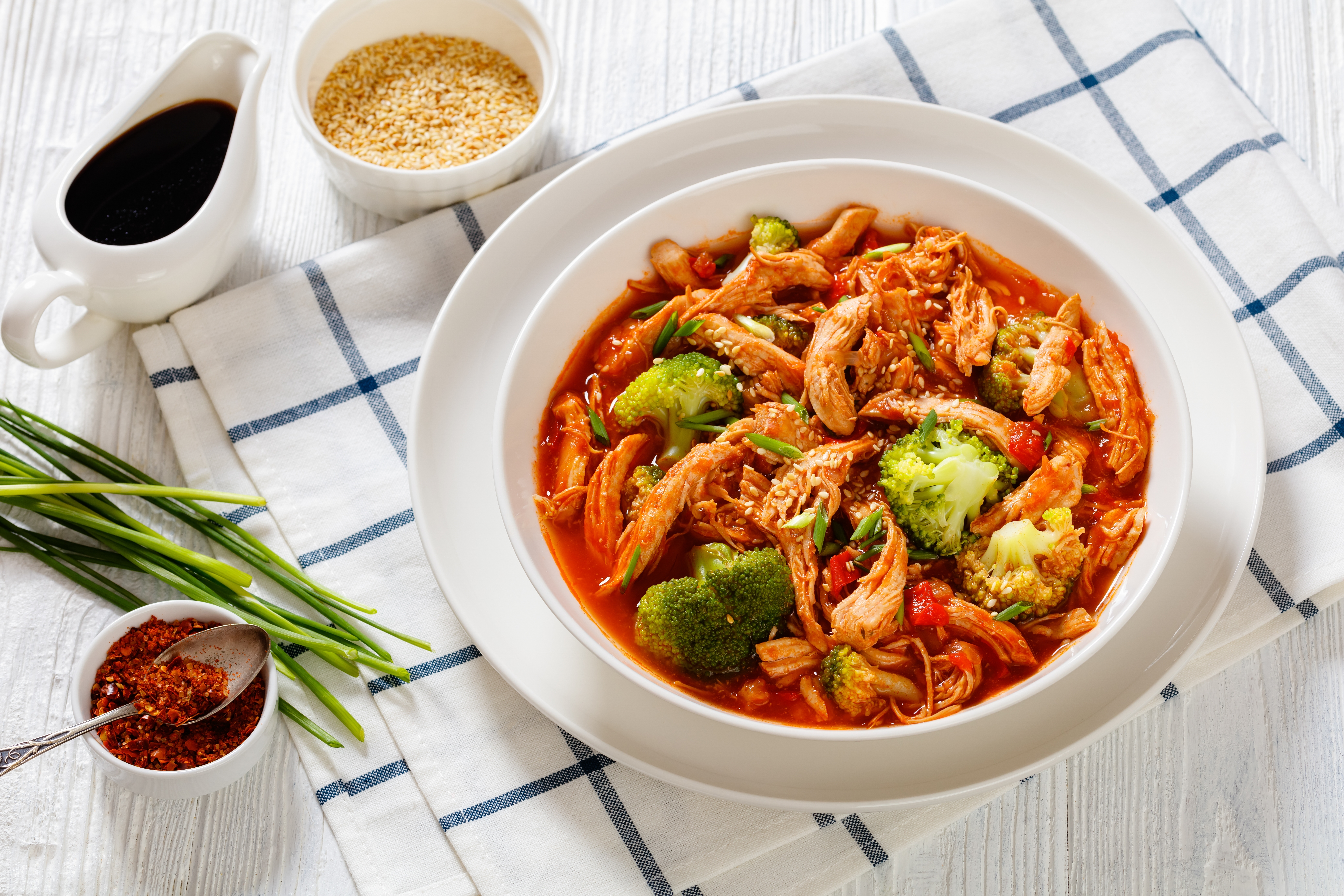 Slow-cooked,Shredded,Chicken,Breast,Stew,With,Tomato,Sauce,,Red,Pepper,