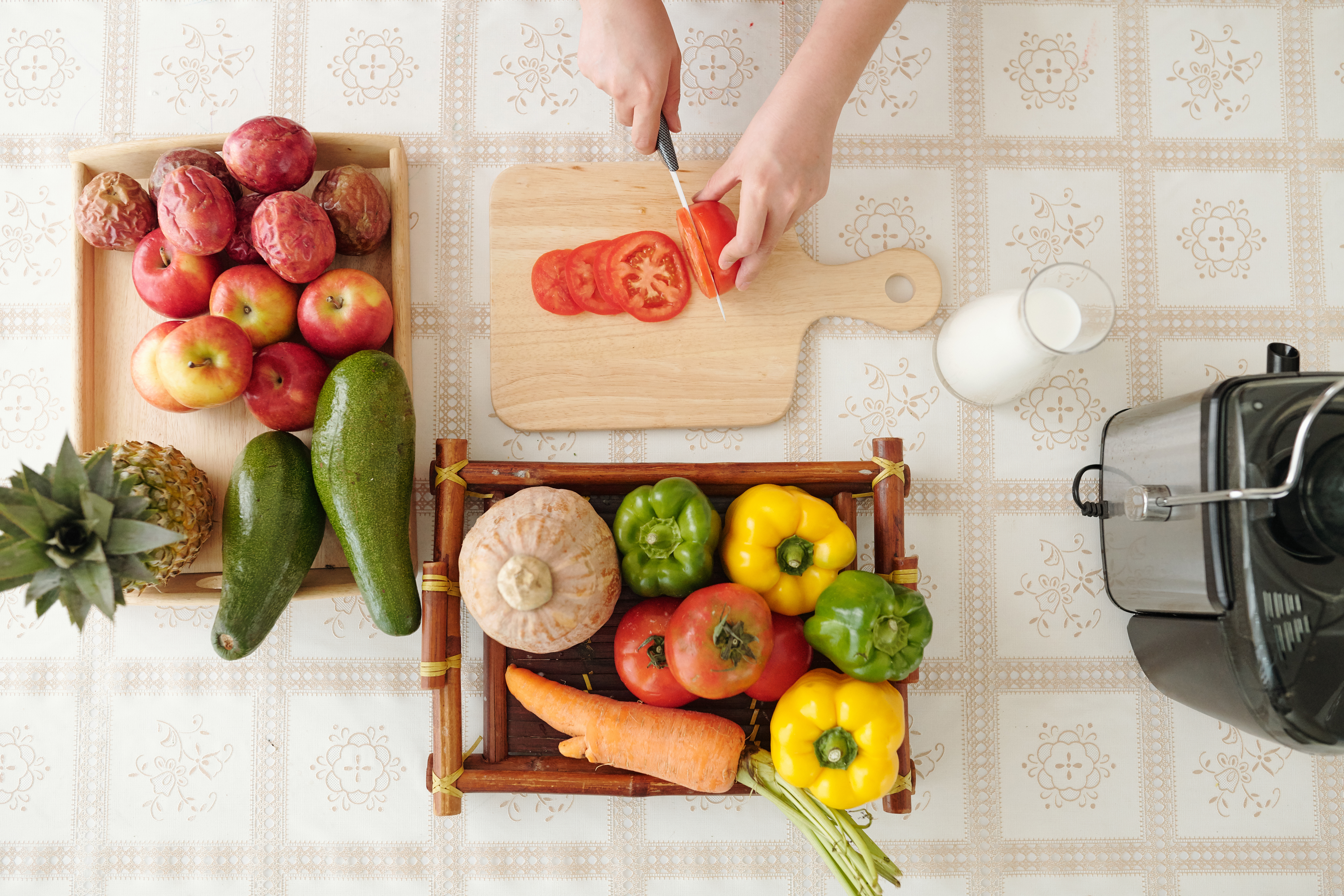 Housewife,Slicing,Tomato,At,Kitchen,Table,When,Cooking,Delicious,Dish