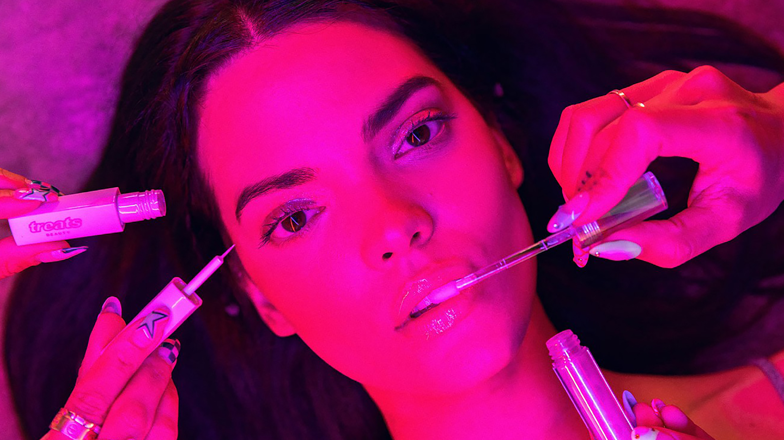La nouvelle collection de la marque "Treats Beauty" lancée par les jumelles et Hannah Harrison