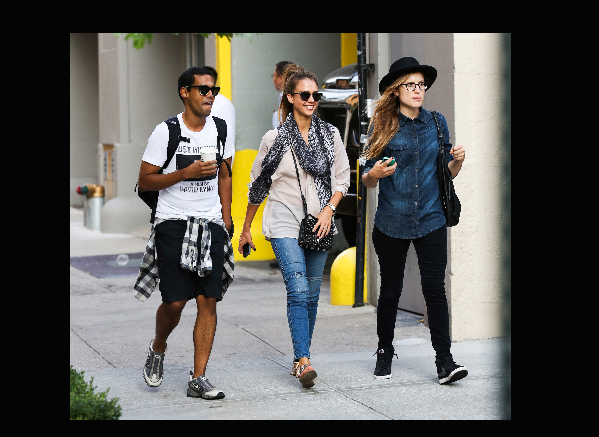 Jessica Alba stops for a funny chat with David Chapelle Jessica Alba