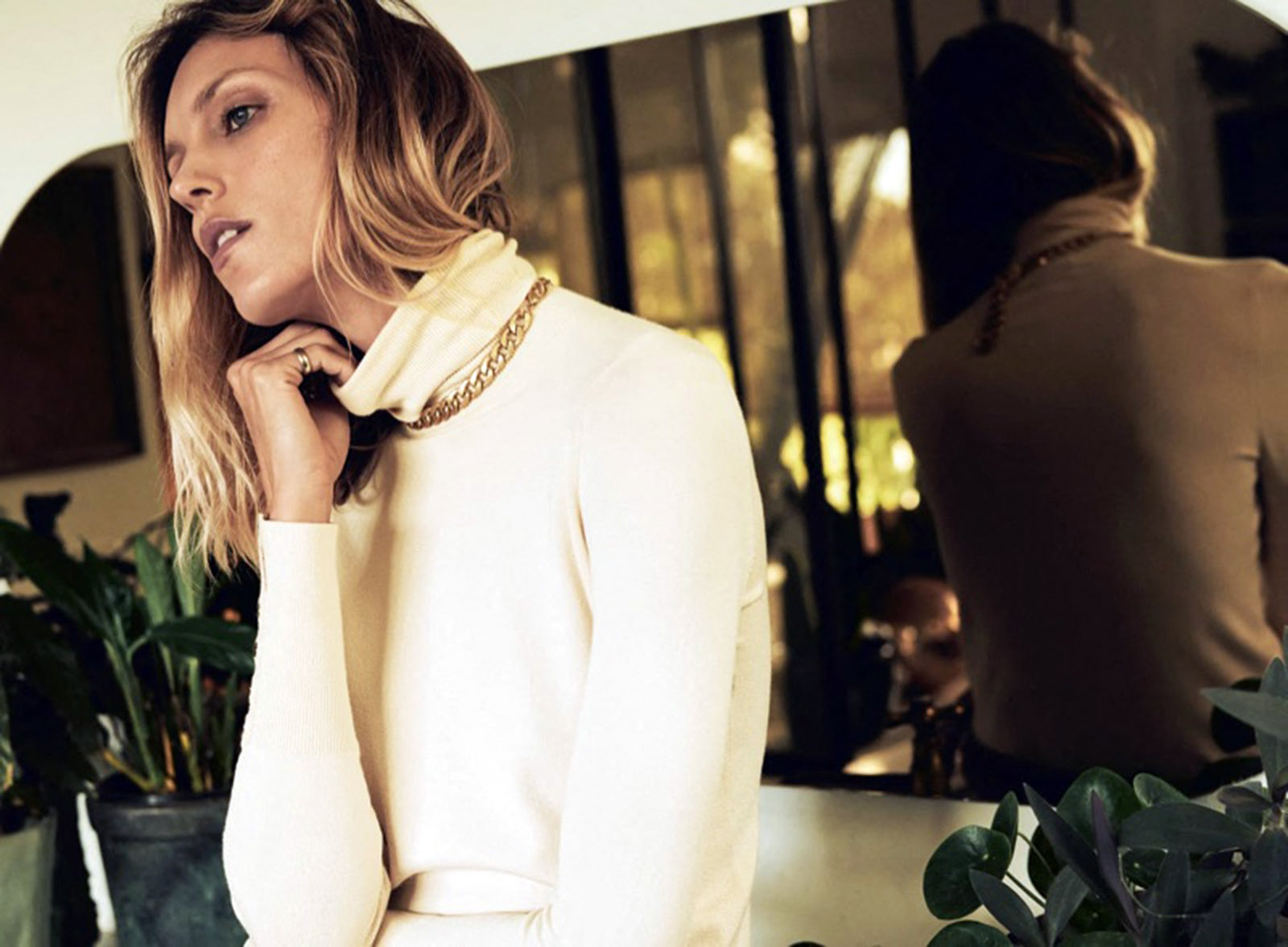 La mannequin polonaise Anja Rubik pose pour la collection automne 2020 de la marque espagnole Zara