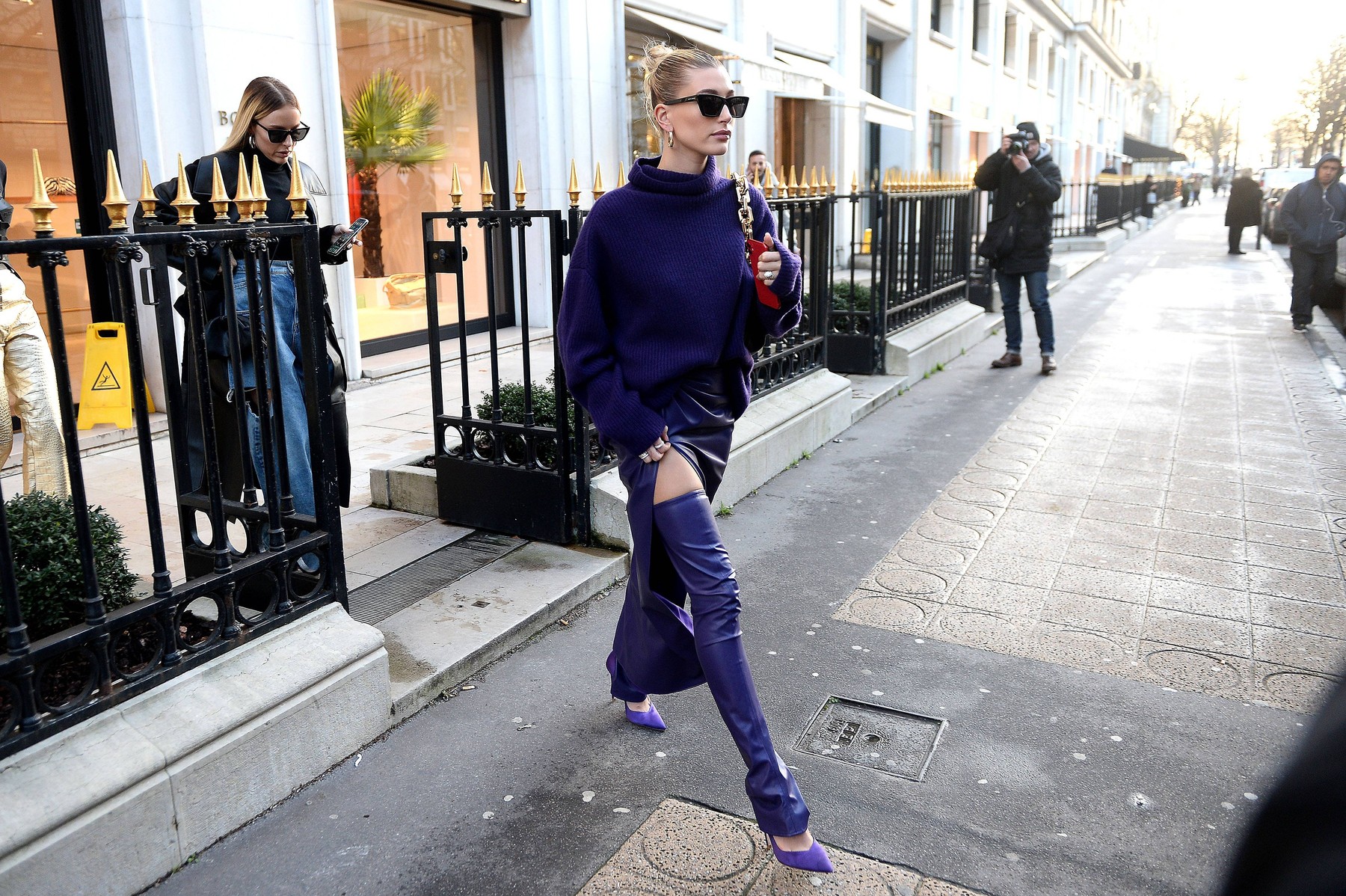 Hailey Baldwin Bieber makes some shopping at Bottega Veneta during Paris Fashion Week