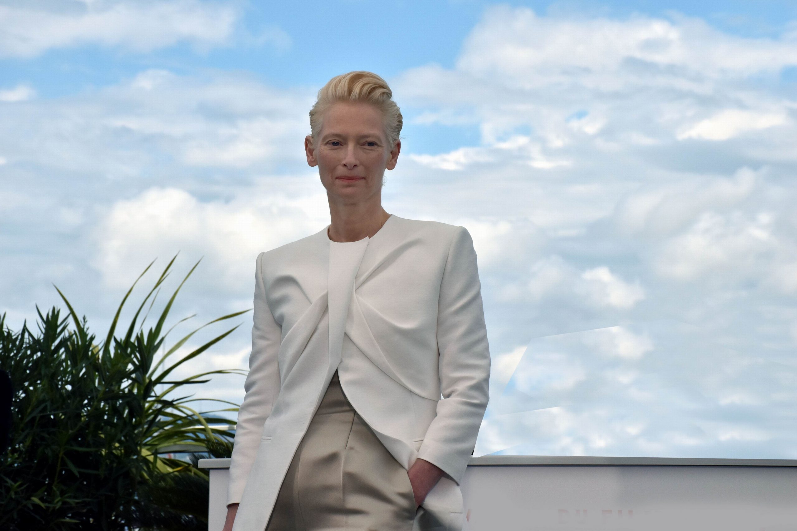 Tilda Svinton u belom