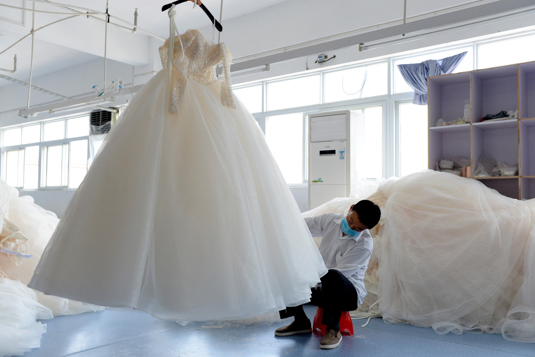 CHINA ANHUI LU'AN WEDDING DRESS INDUSTRY PRODUCTION (CN)