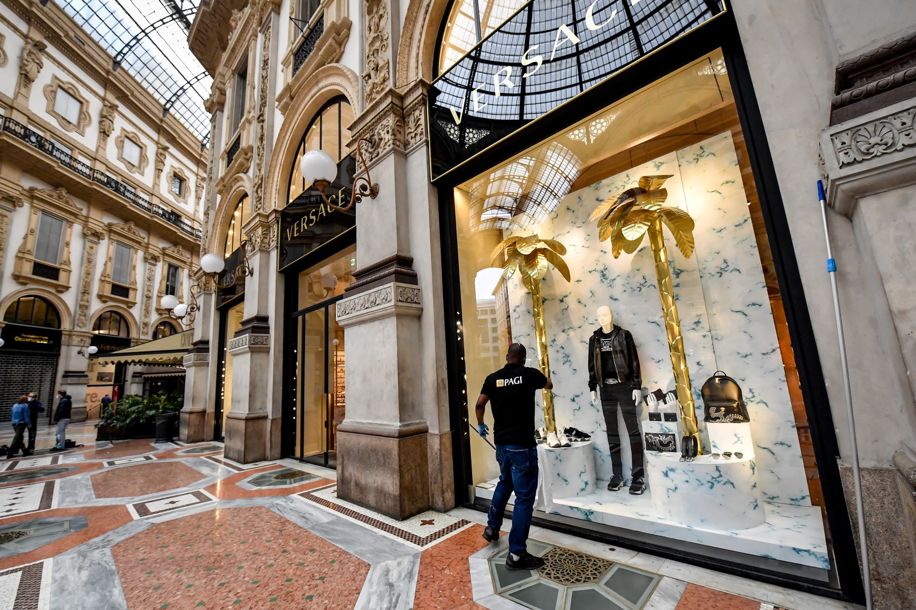 Milano, i negozi di abbigliamento del centro si preparano alla riapertura per la fase 2 dell’emergenza coronavirusMilano, i negozi di abbigliamento del centro si preparano alla riapertura per la fase 2 dell’emergenza coronavirus