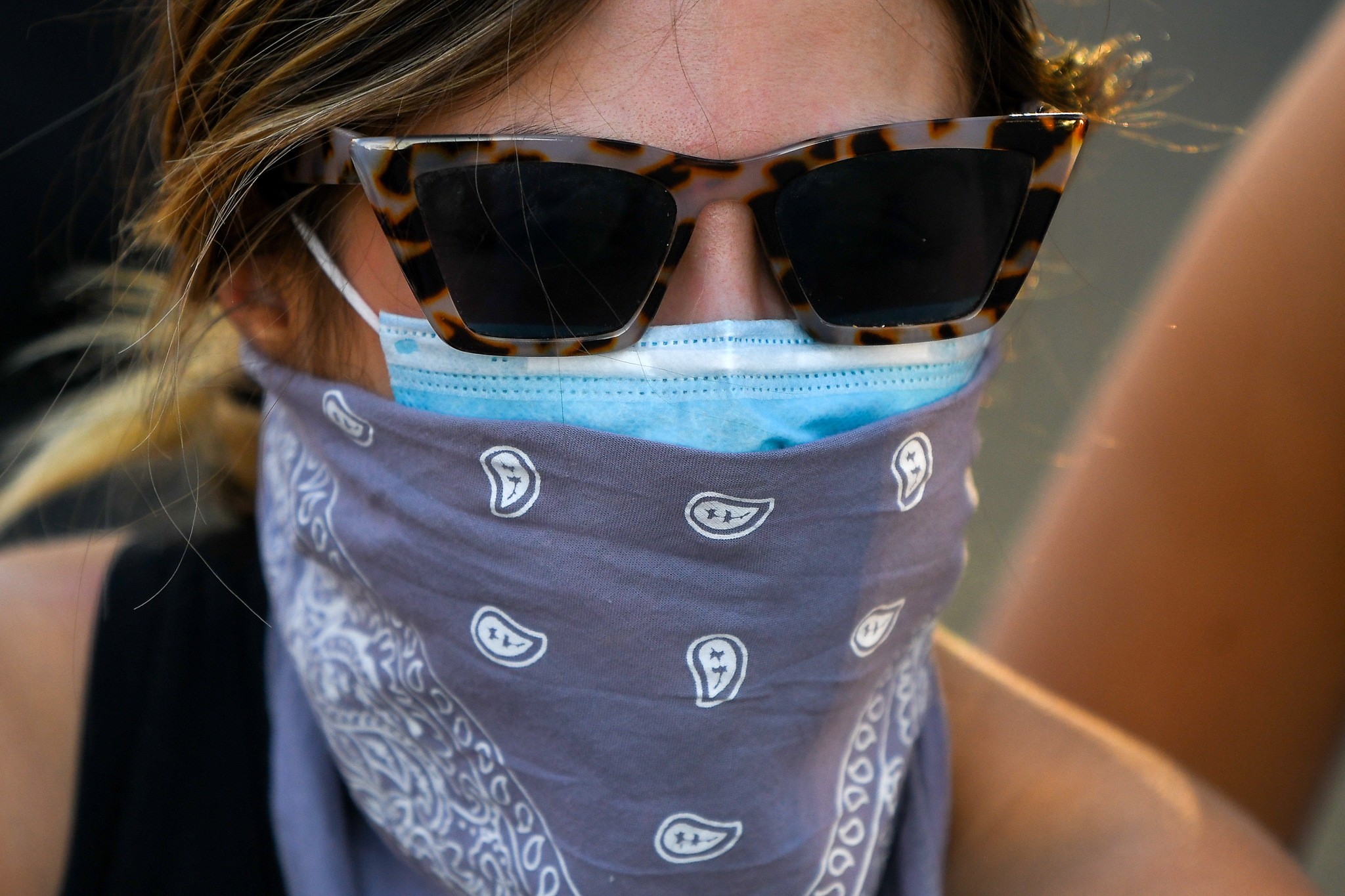 Demonstranti pod maskama