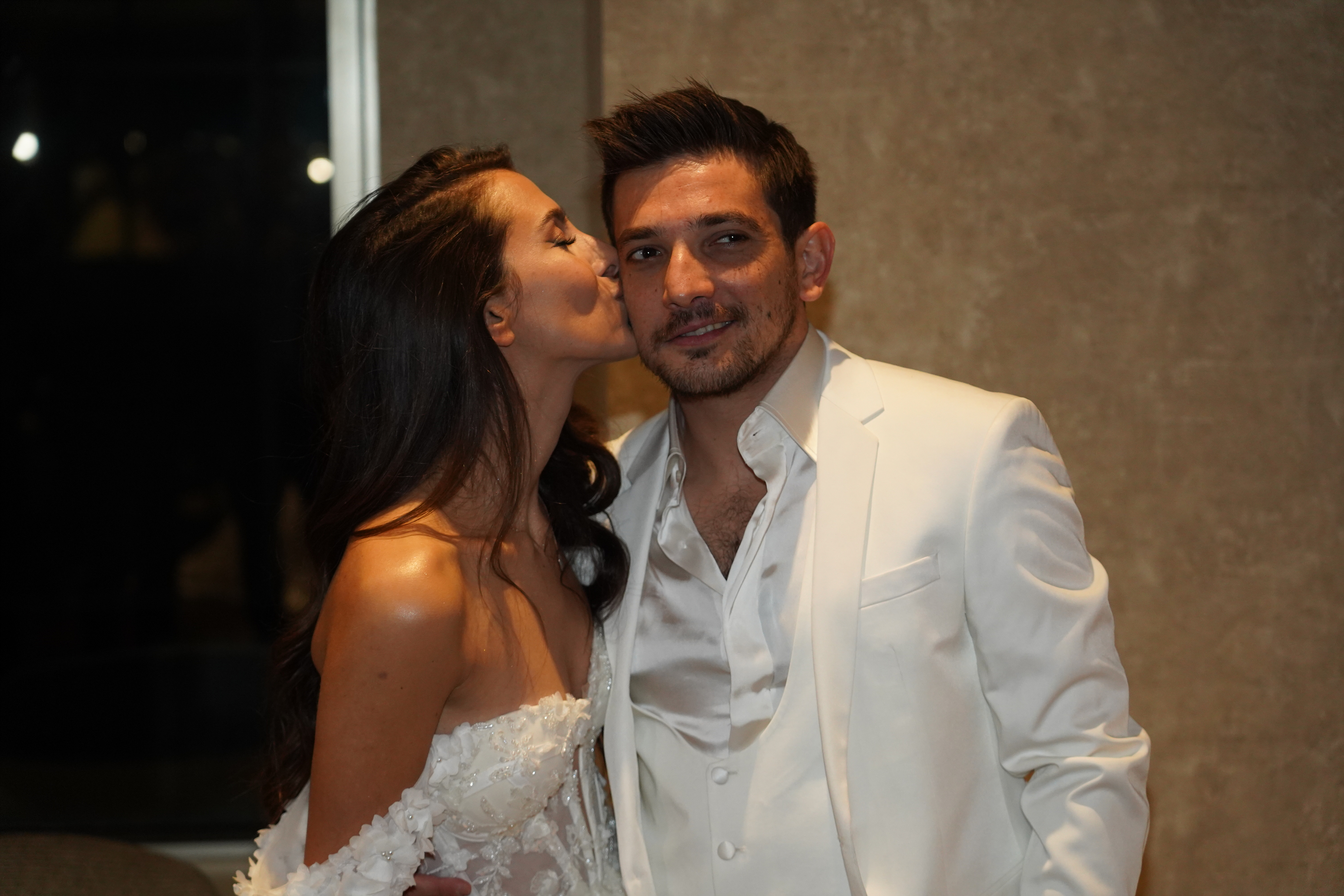 At the Hyatt Hotel, a show of famous ladies in wedding dresses was held, which traditionally opened the 21st Wedding Fair, which is held from 9-11.