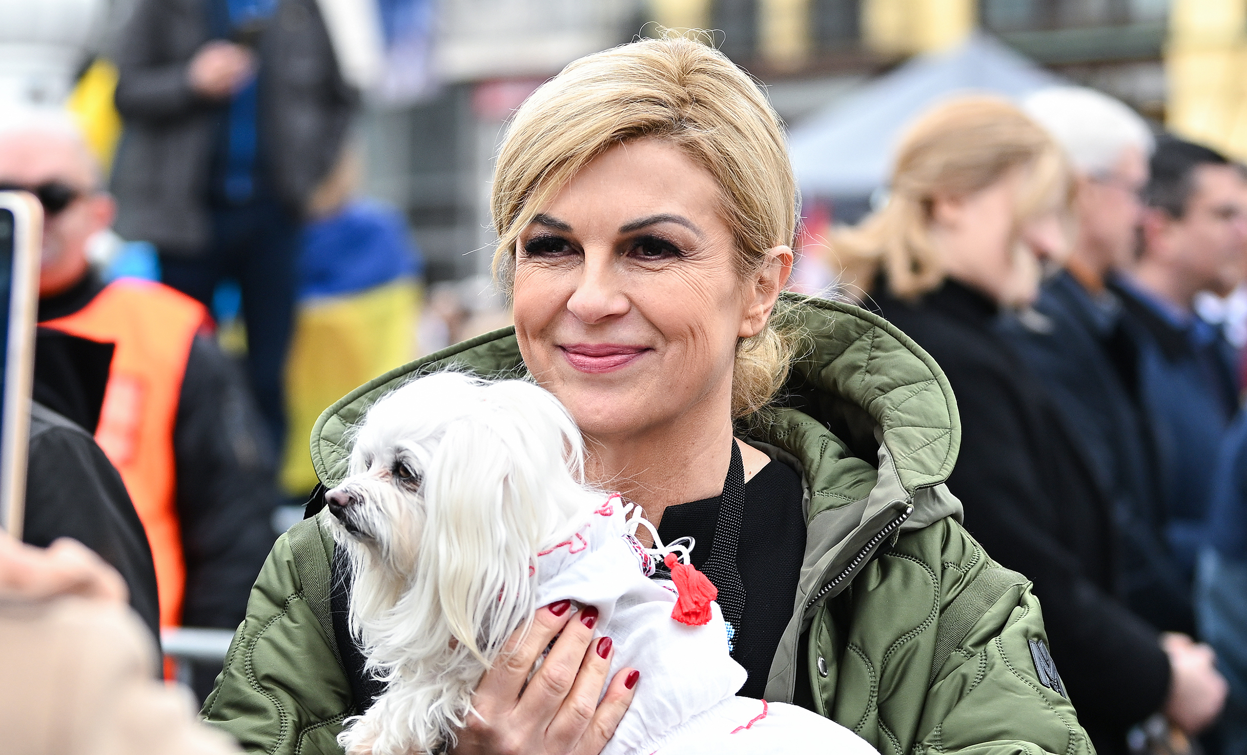 Zagreb: Kolinda Grabar Kitarović fotografirala se s prolaznicima na trgu