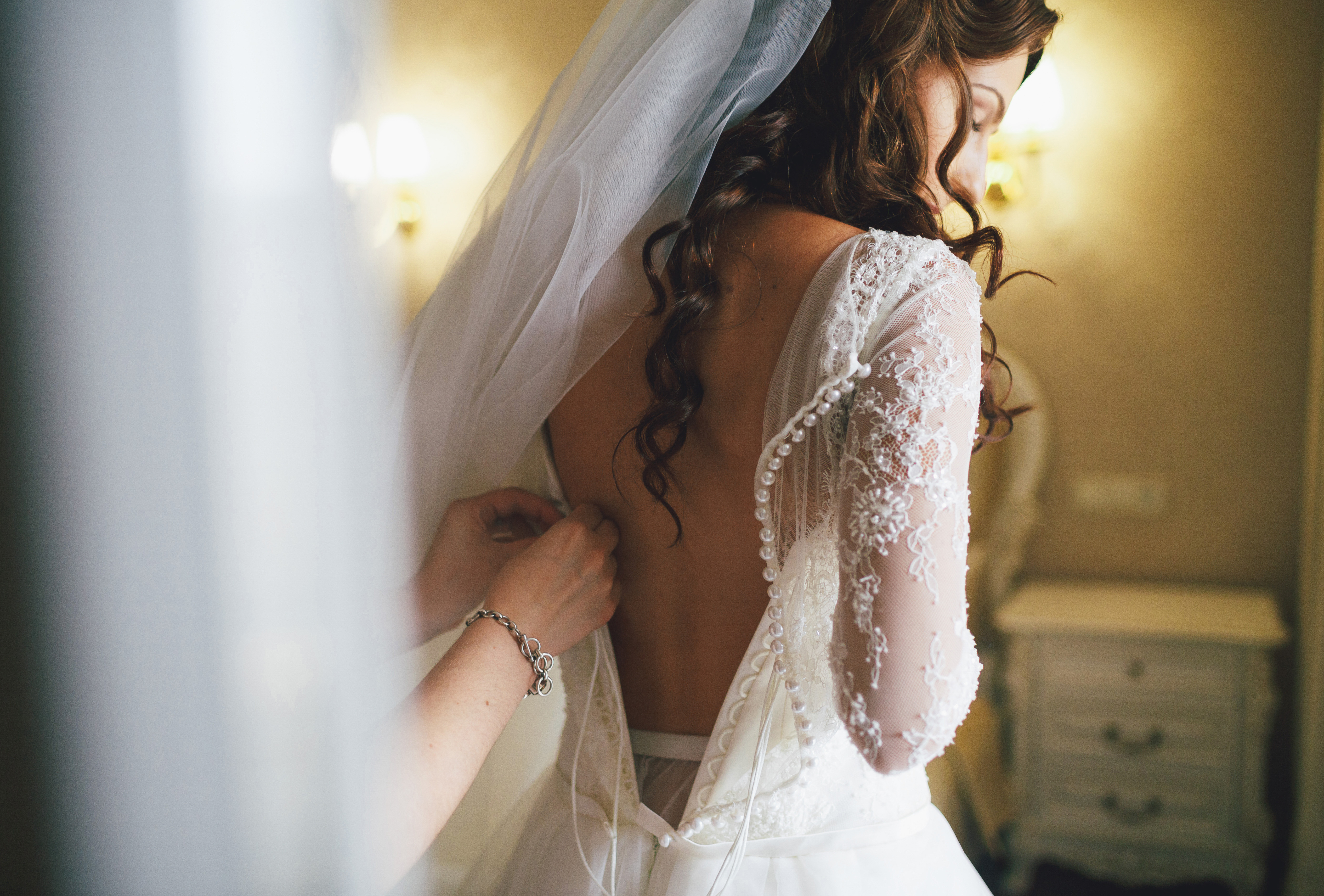 Beautiful,Lace,Back,Of,The,Wedding,Dress