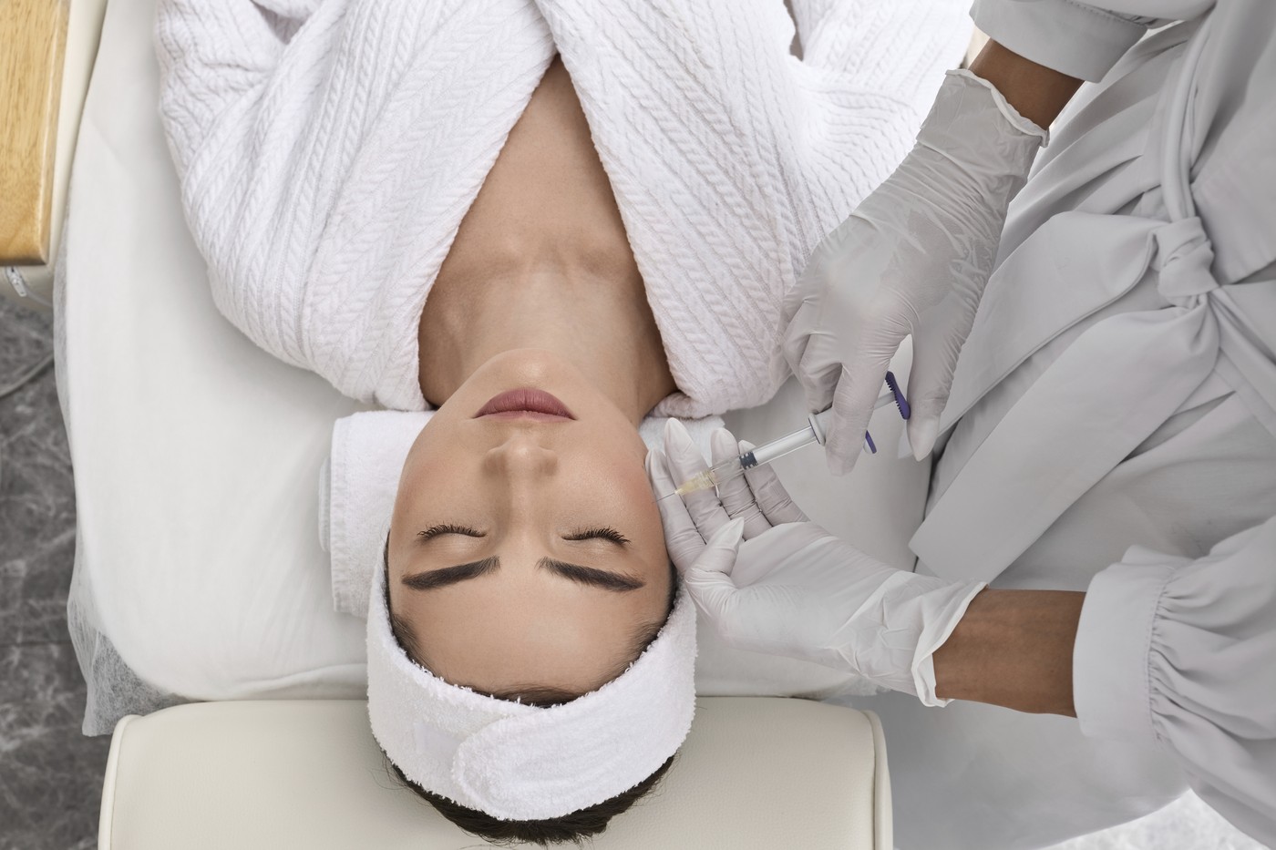 Cosmetologist injecti