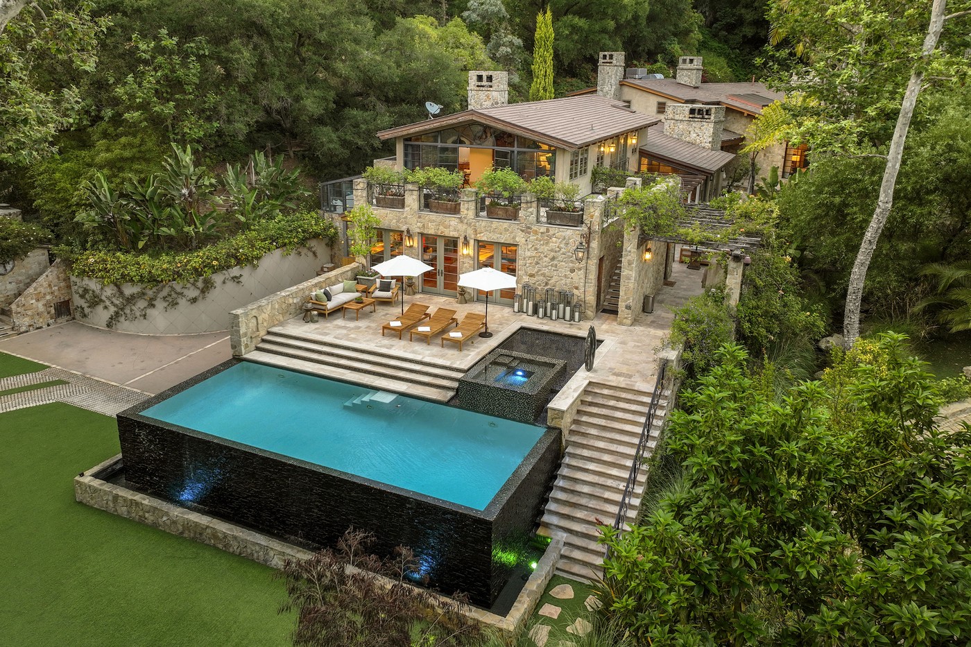Jennifer Lopez has sold her stunni