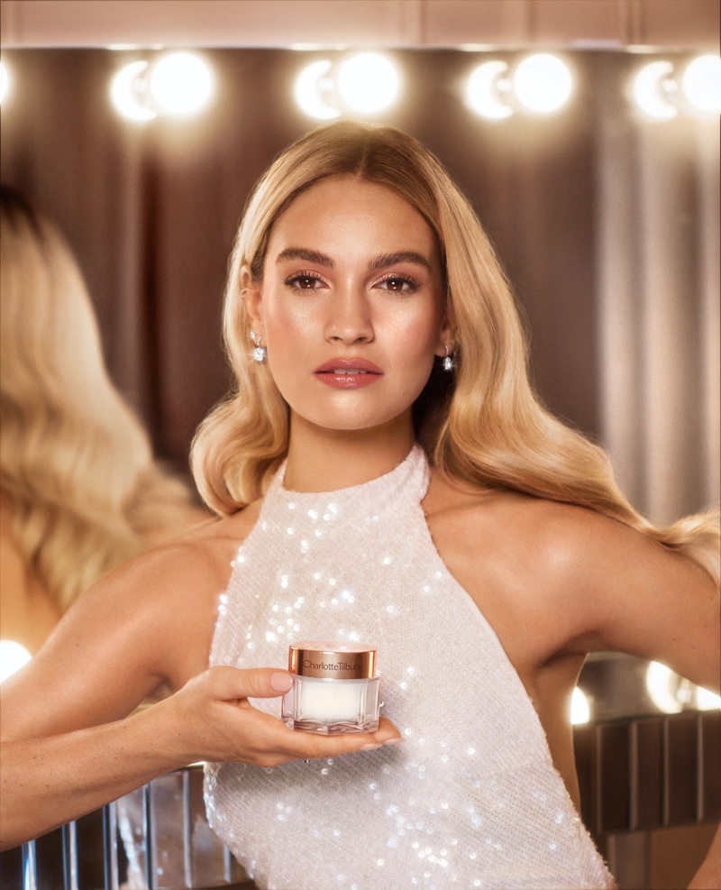 Lily James pose pour la campagne Charlotte Tilbury Magic Cream.