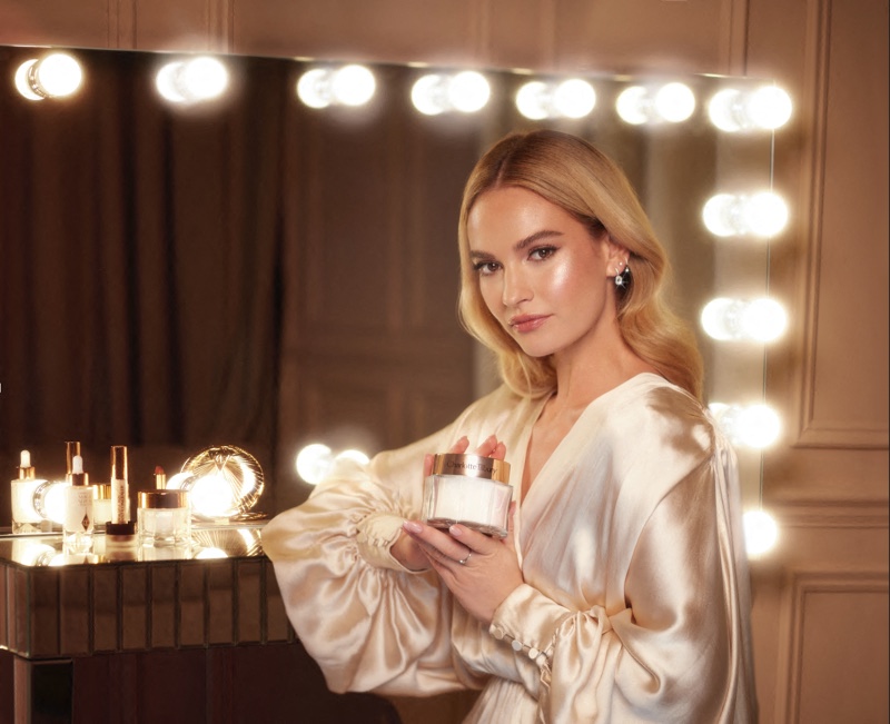 Lily James pose pour la campagne Charlotte Tilbury Magic Cream.