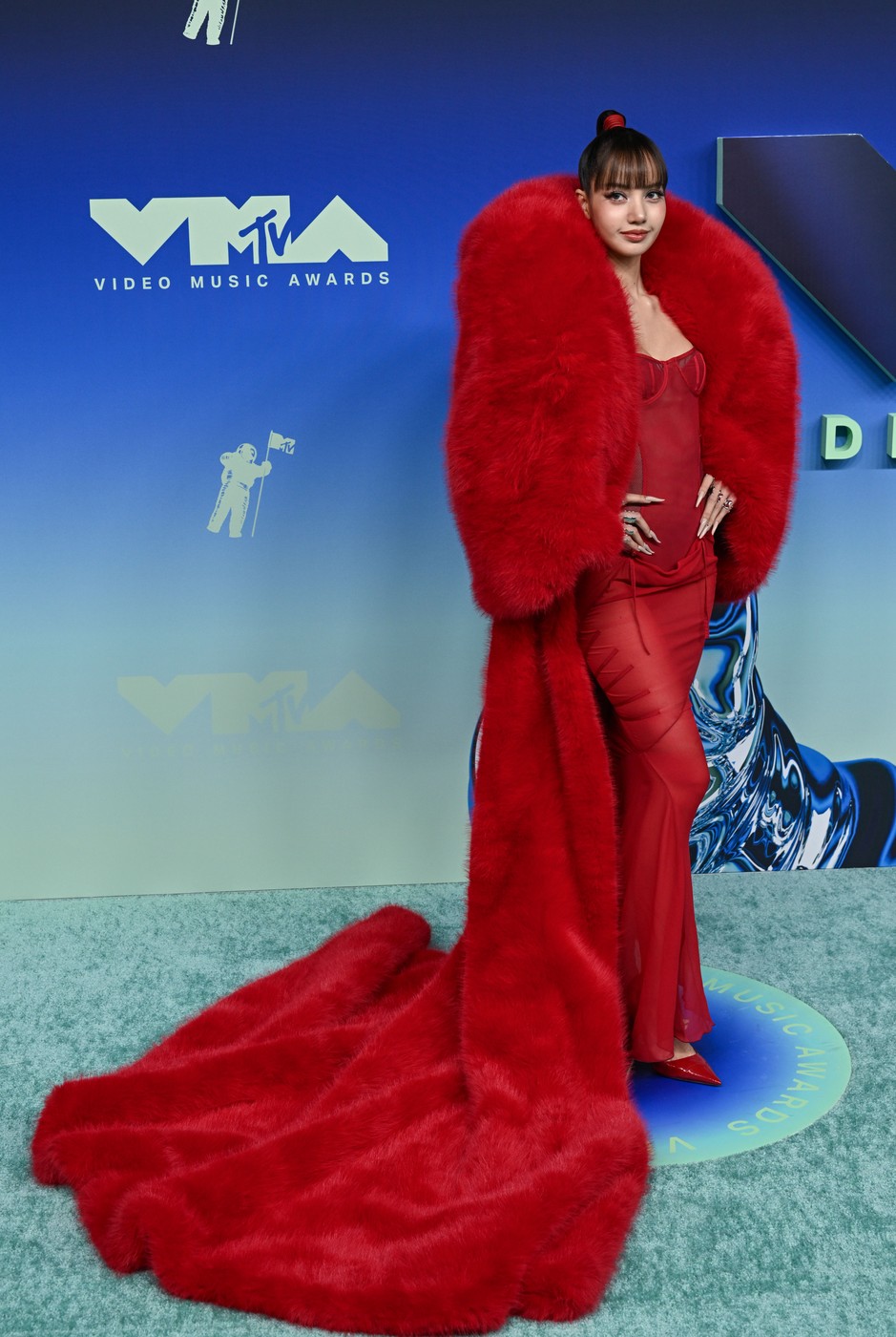 Lisa arriving at the MTV