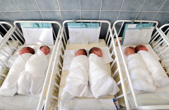 bebe korona porodilje
