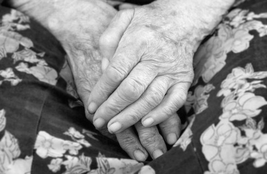 starica; baka; ruke; starost