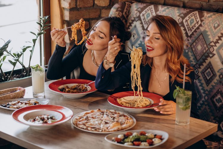 Špagete, pasta, italijanska kuhinja, hrana, devojke, žene, drugarice, ručak