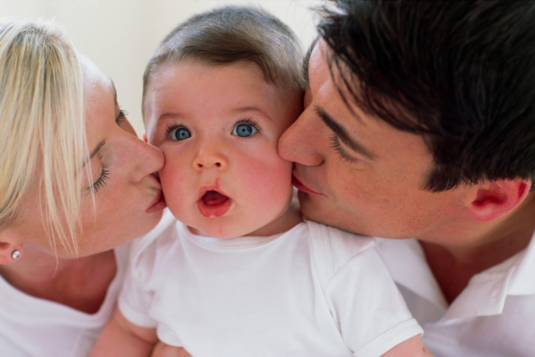 Мама папа целует. Родители и дети. Единственный ребенок в семье. Младенец с родителями. Семья с маленьким ребенком.